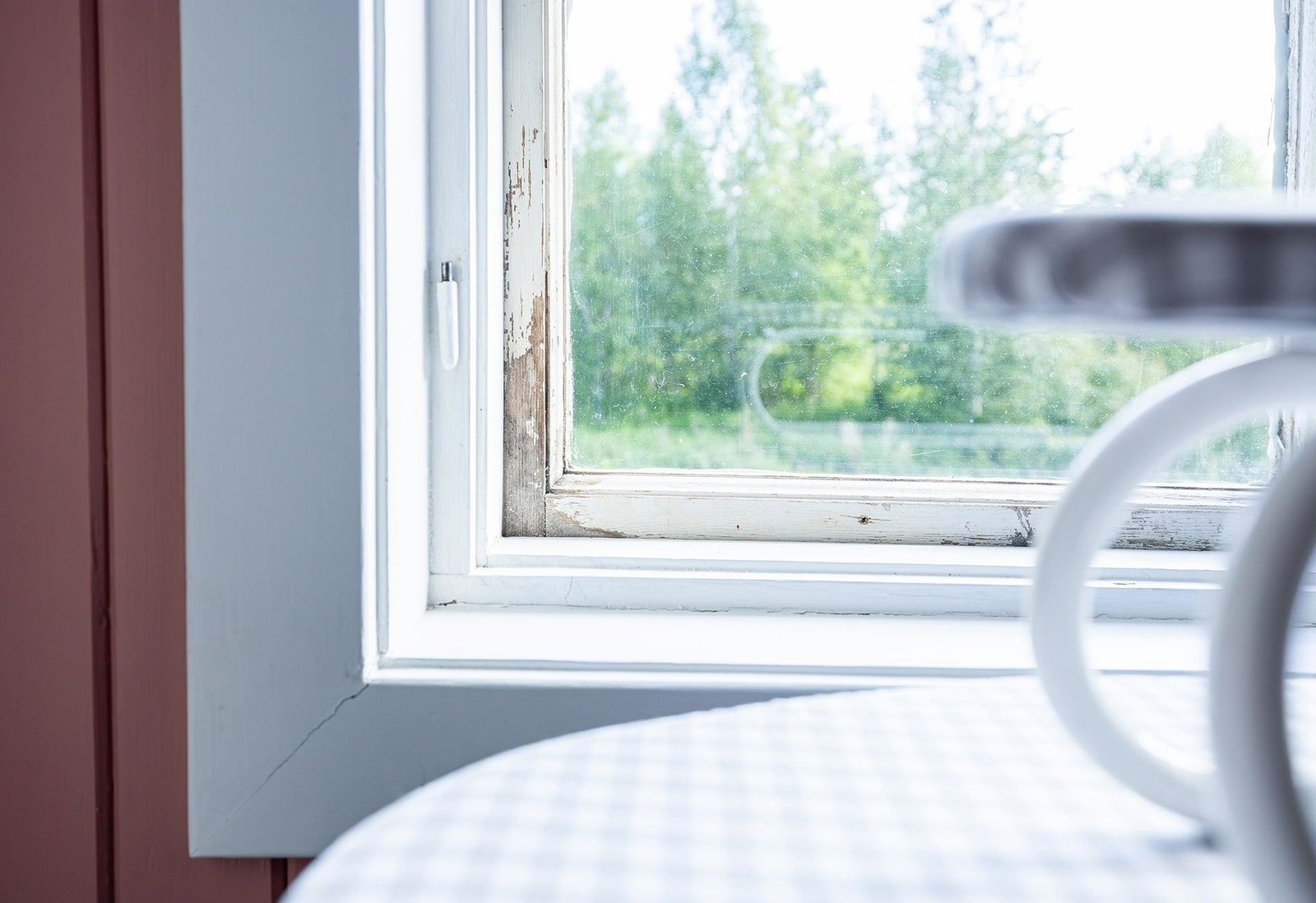 De fleste yttervinduene i huset trenger restaurering. Det arrangeres kurs hos blant annet Gamle trehus i Hamar. Galleribilde