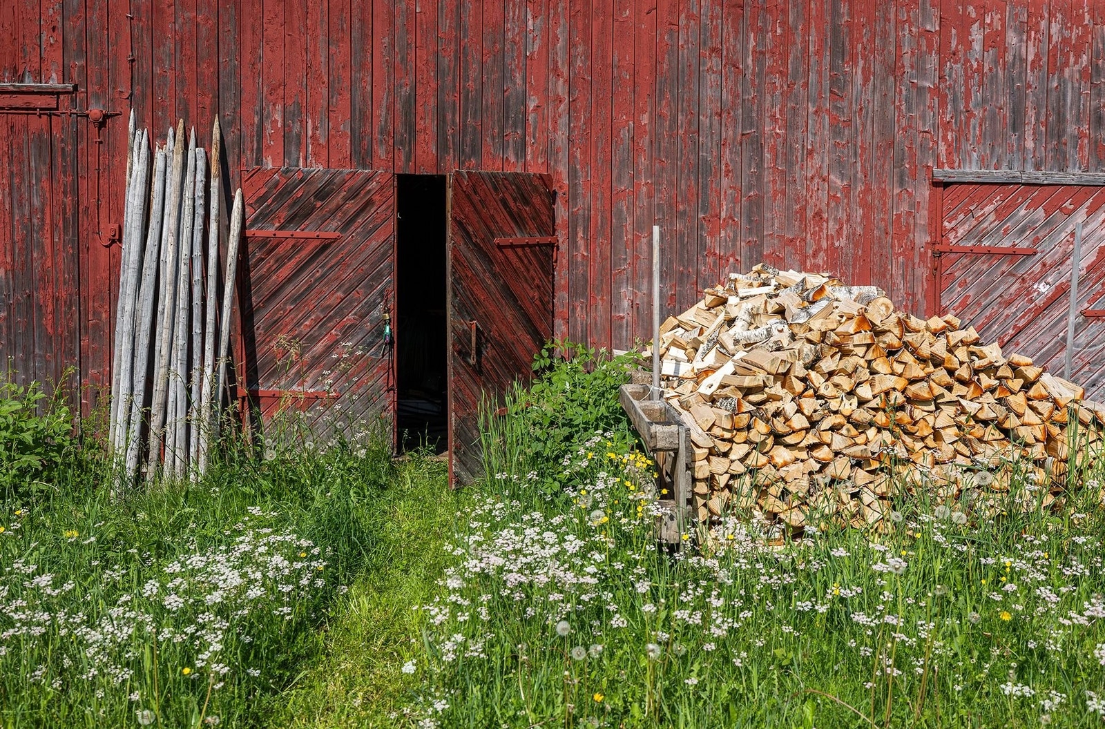 Man blir selvforsynt med ved på gården. Galleribilde