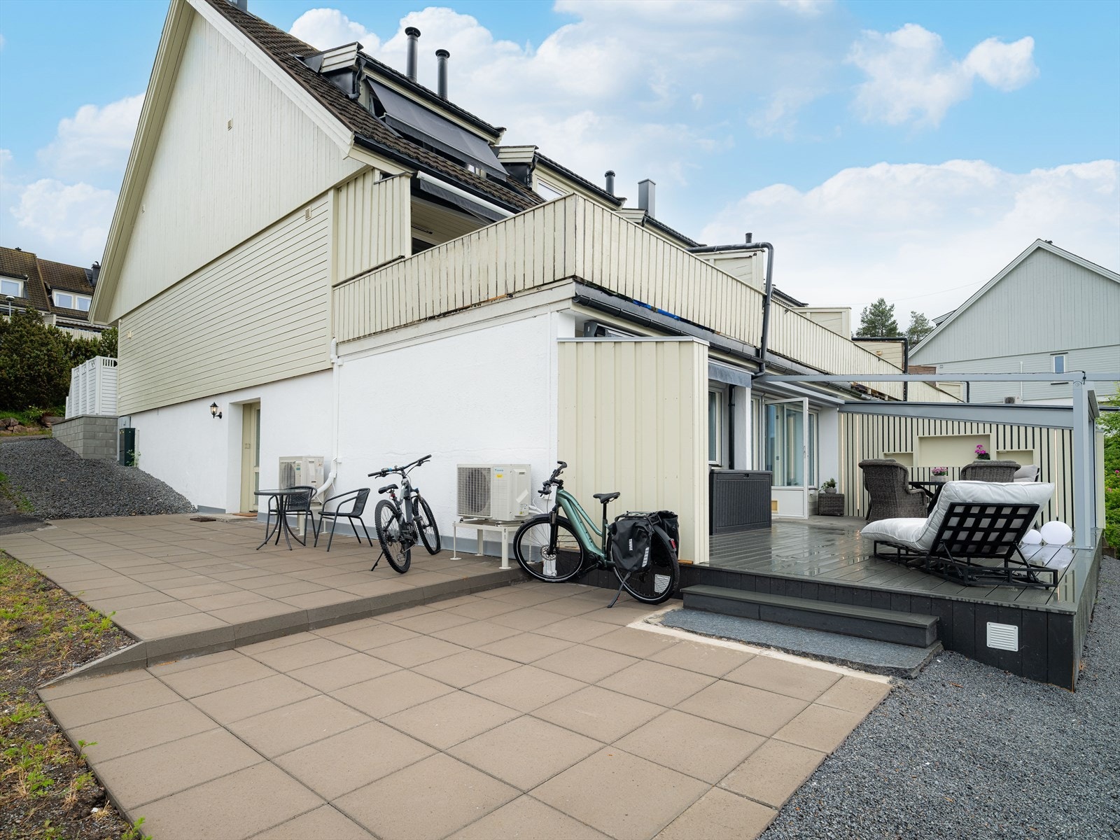 Denne boligen har en romslig terrasse ut fra stuen med nydelig utsikt. Galleribilde