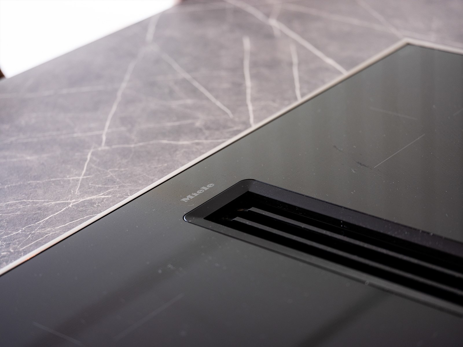 Innredningen har glatte fronter og benkeplate av laminat, samt praktisk kjøkkenøy ut mot stuedelen, med tre spiseplasser. Galleribilde