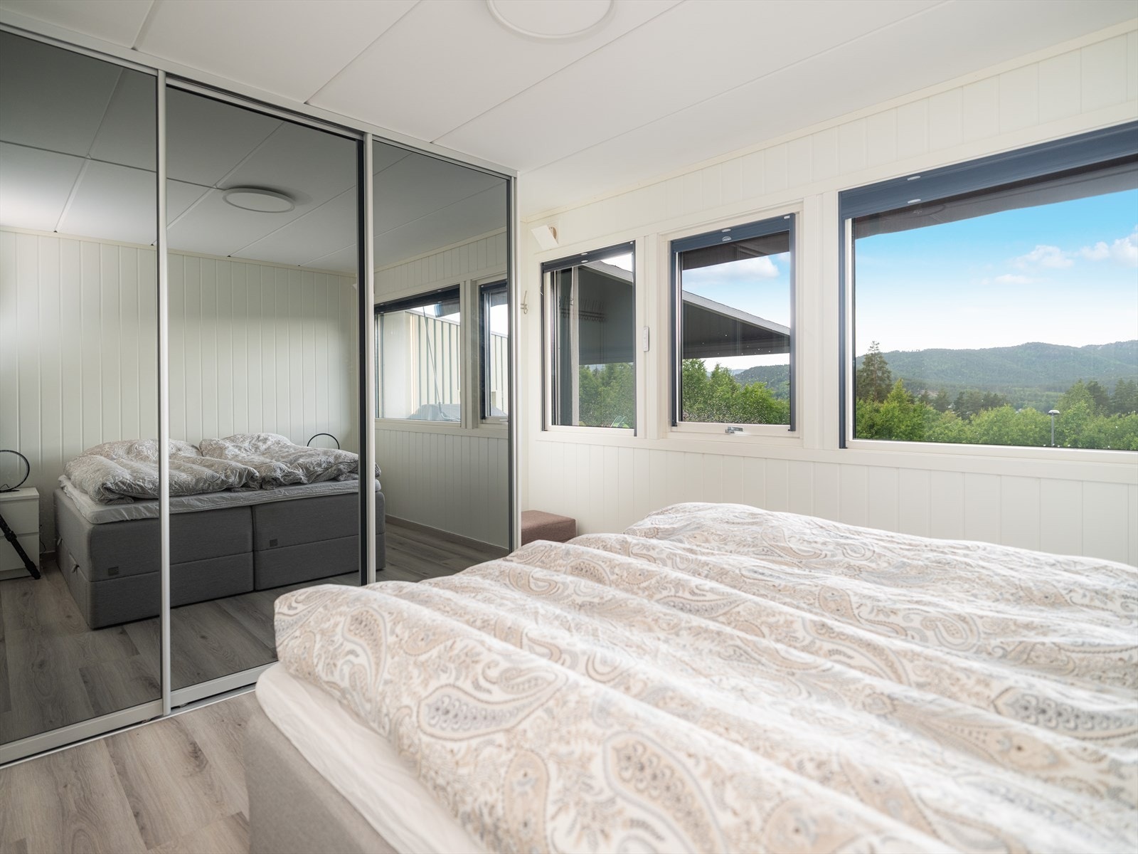 Alle dører innvendig er skiftet i år 2024. Det er montert utvendige screens på alle vinduer, og lys styres trådløst. Galleribilde