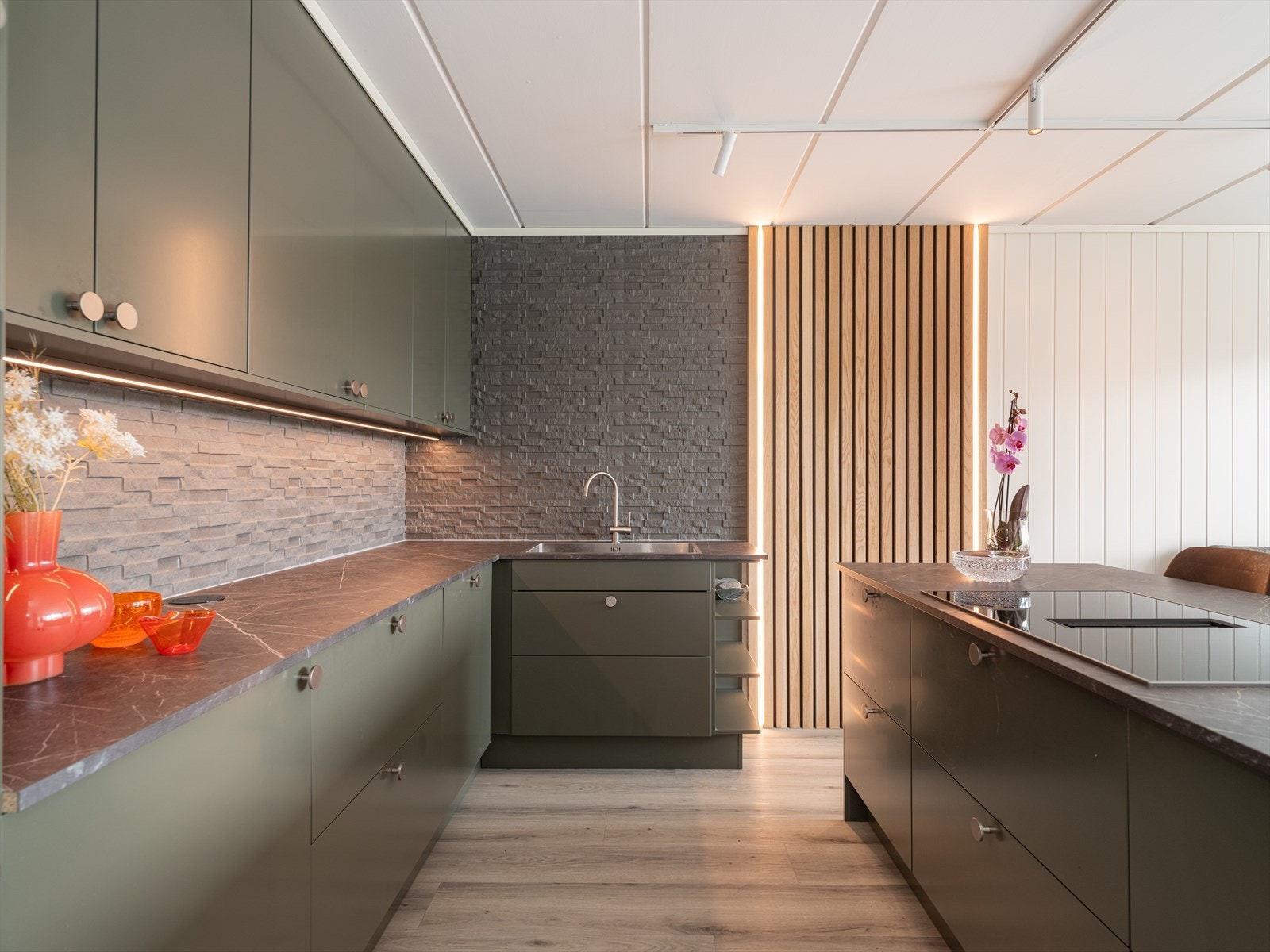 Det er god skap- og benkeplass. Galleribilde