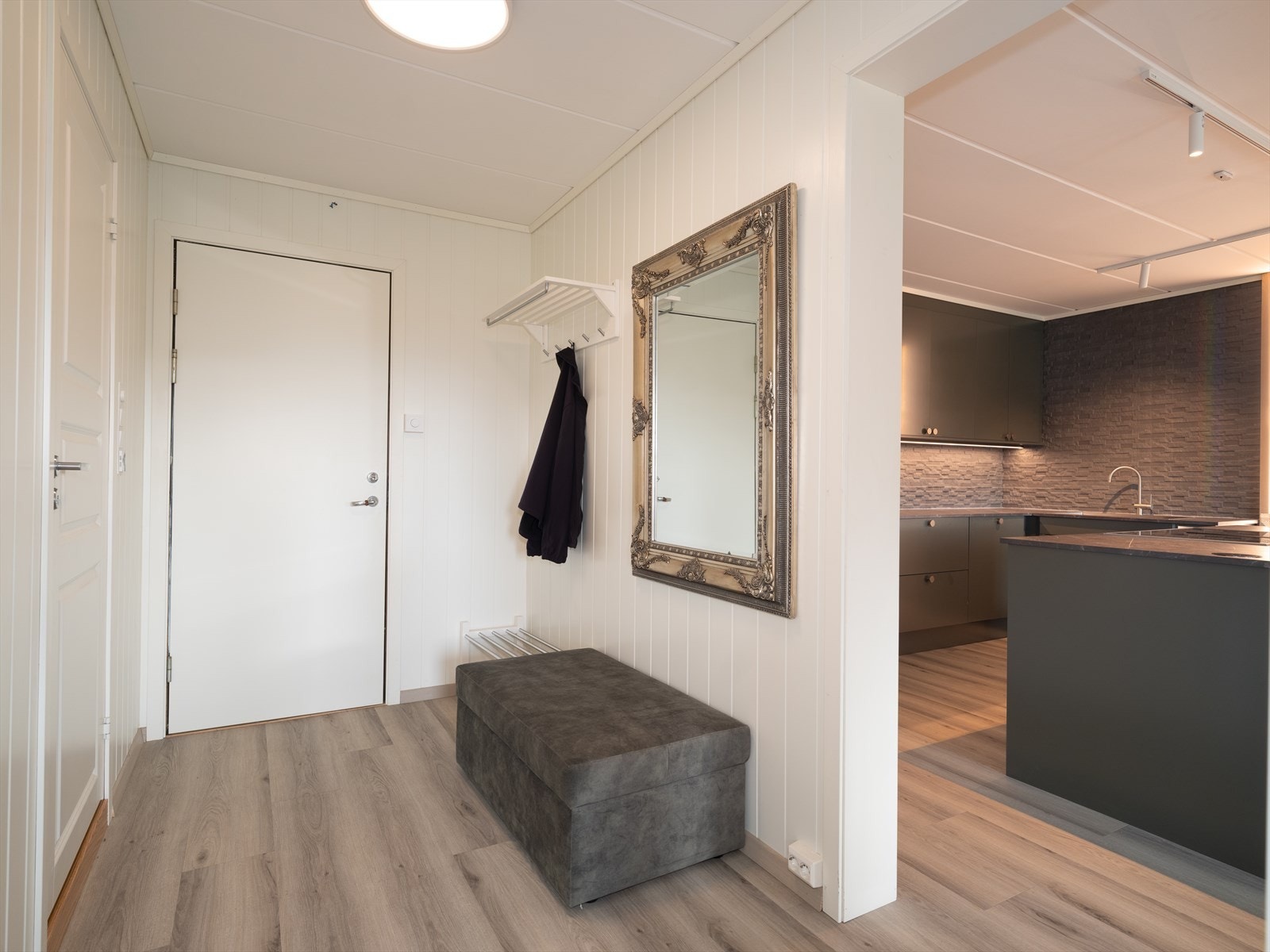 Boligen har en lys entré med plass til sko og oppheng av yttertøy. Det er i tillegg inngang til en praktisk bod med oppbevaringsmuligheter. Galleribilde