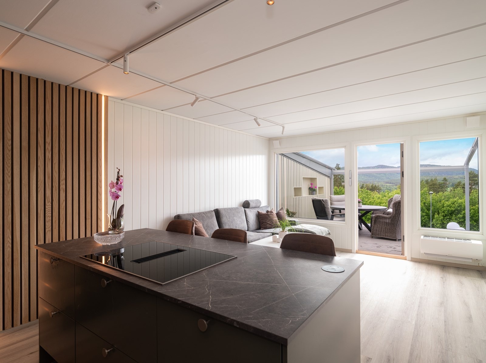 Nedre Borgvin 30 er en oppusset og innbydende leilighet som har gjennomgående god standard, og fremstår som velholdt med tidsriktig interiør og fargevalg. Galleribilde