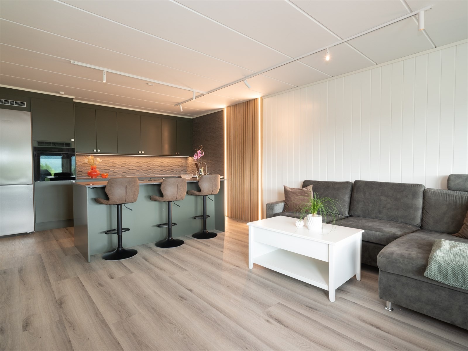 Meget pen og helhetlig oppusset selveierleilighet med egen garasjeplass. Solrik og usjenert beliggenhet med flott utsikt. Galleribilde