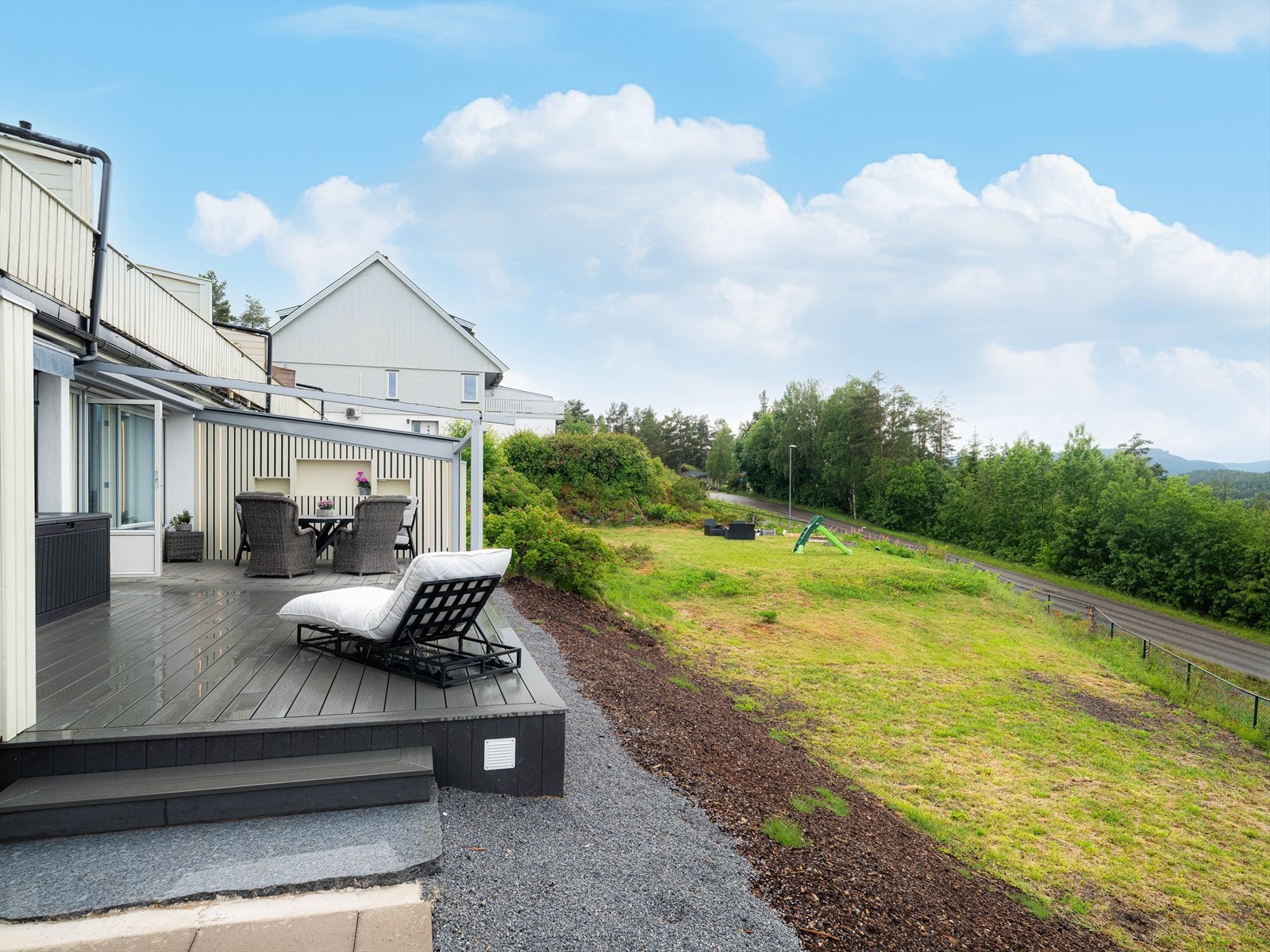 Her er det plass til flere sittegrupper og grill. Galleribilde