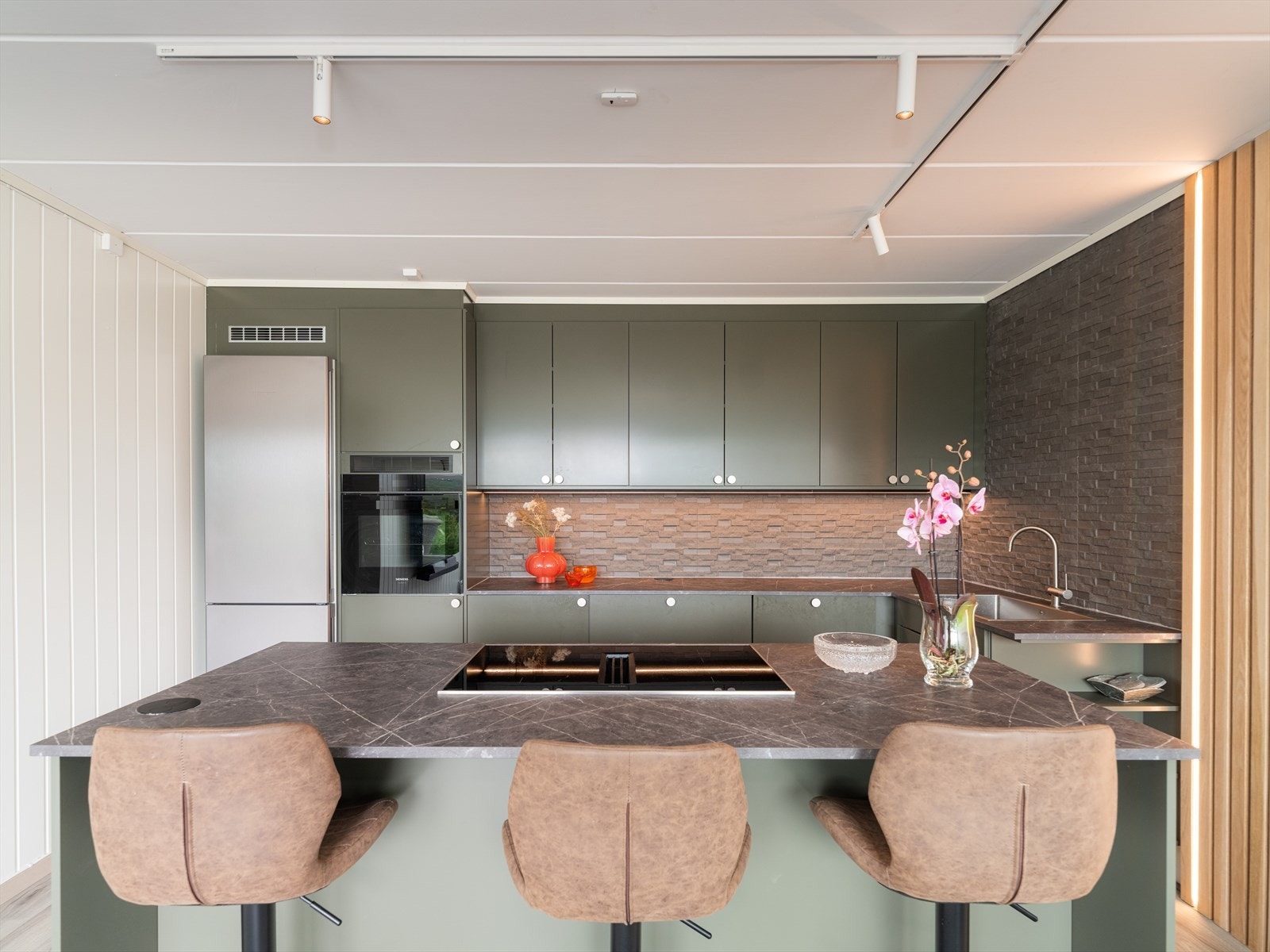 Kjøkkenet har flott Sigdal innredning fra 2024 med integrerte hvitevarer og ventilator med kullfilter. Galleribilde