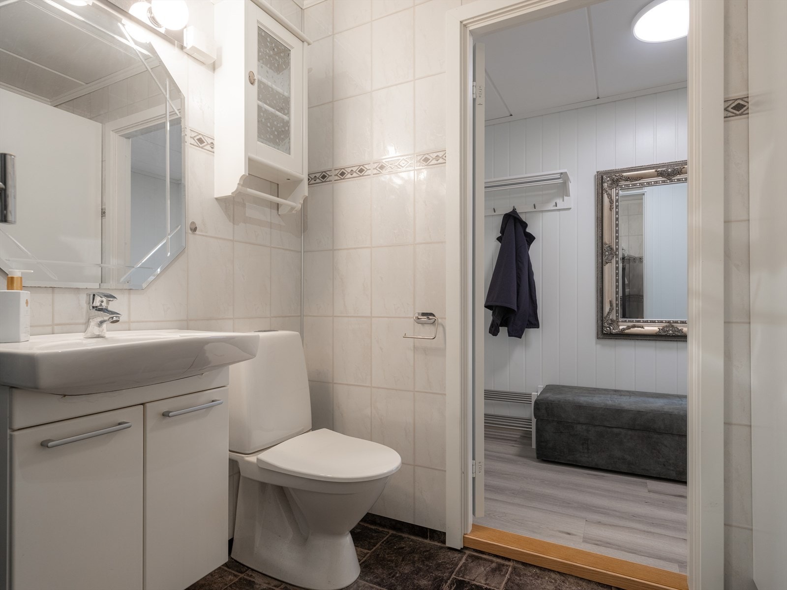 Badet har vinylbelegg på gulv og baderomsplater på vegg. Galleribilde