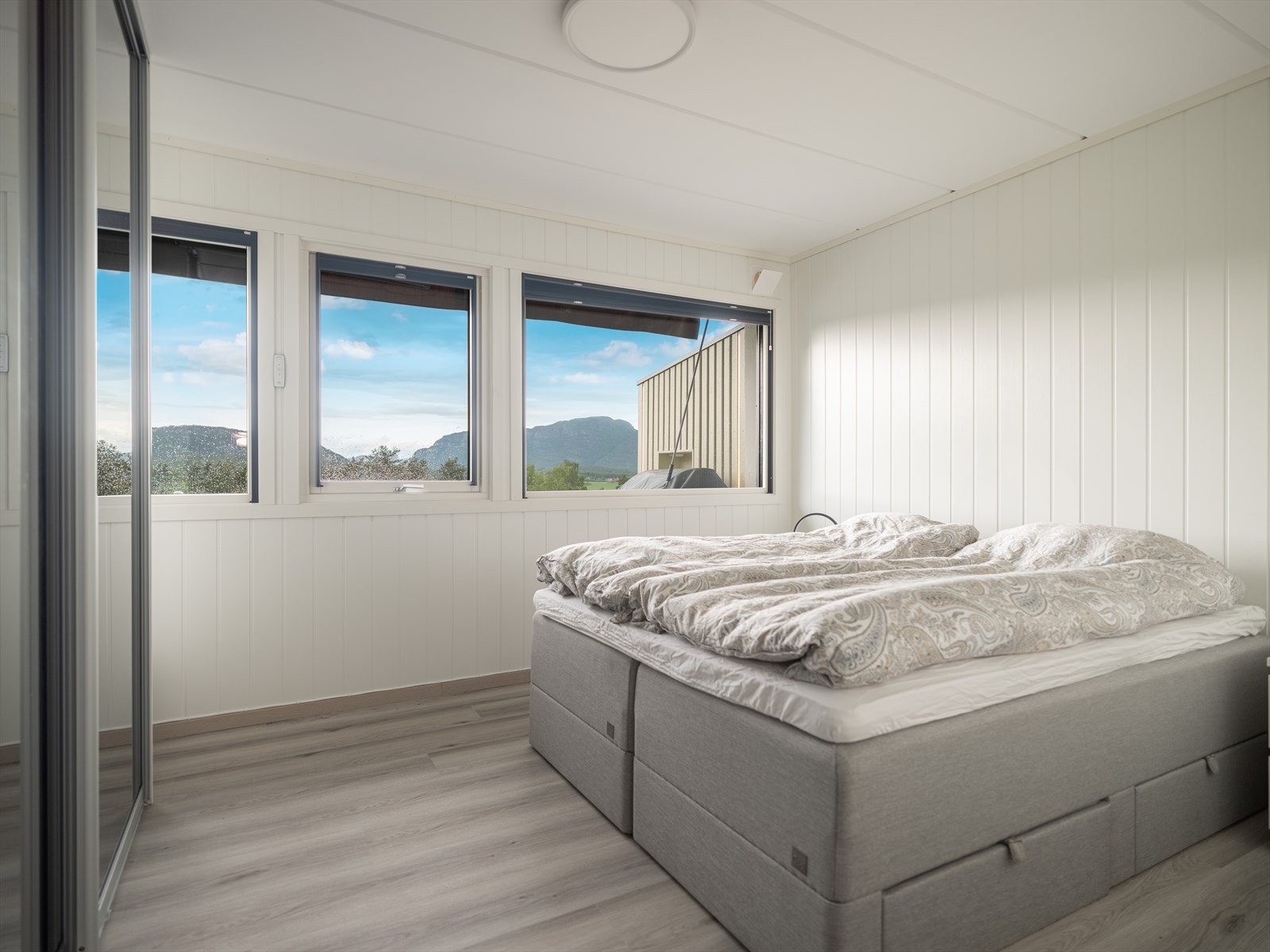 I boligen er det et romslig soverom med skyvedørsgarderobe med speildører. Galleribilde