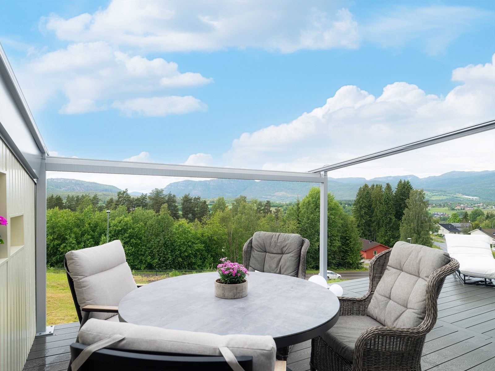 Fra stuen er det utgang til en romslig, ny terrasse med nydelig utsikt over omliggende fjell og grøntområder. Galleribilde