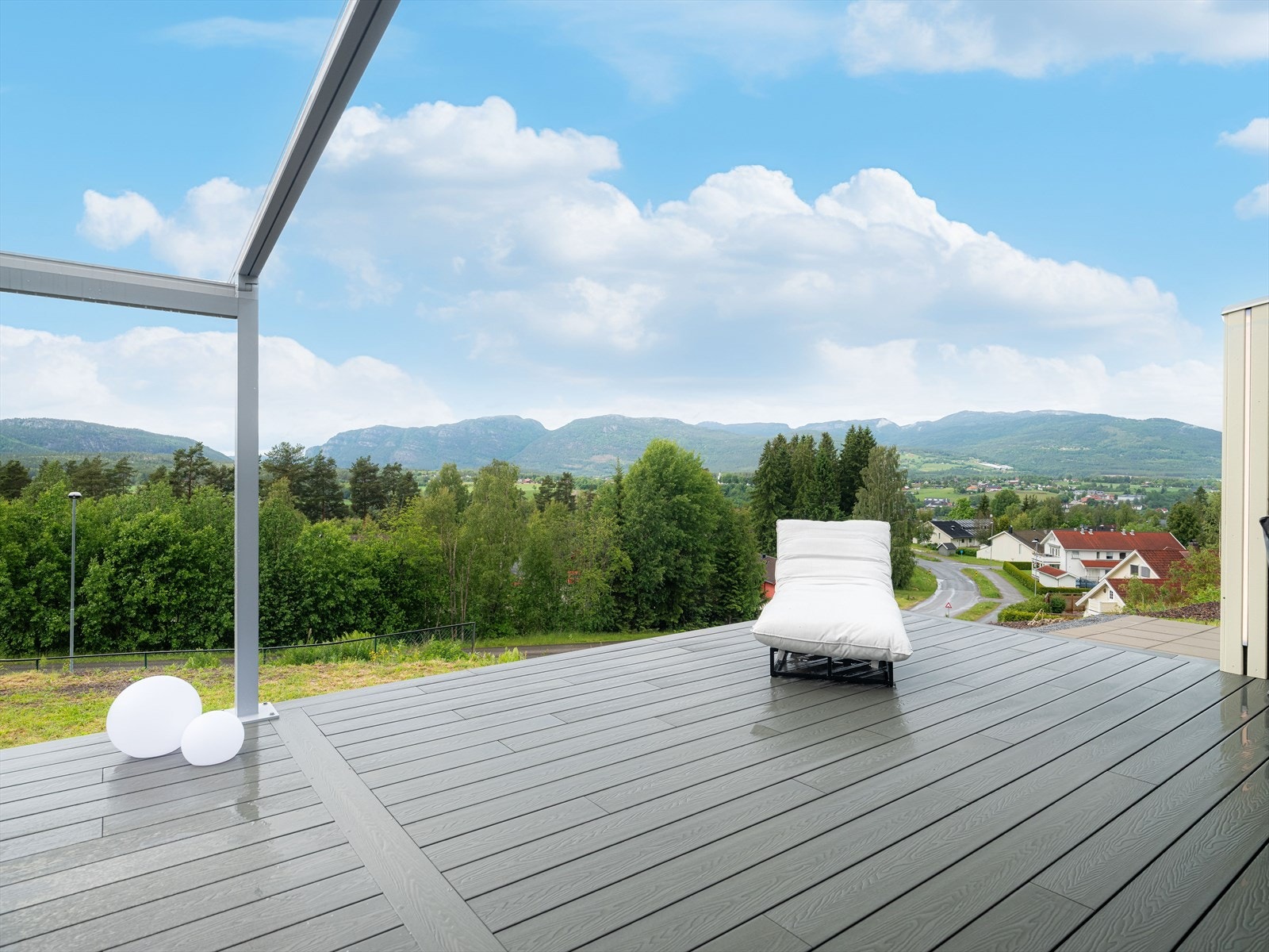 Terrassen har solid komposittgulv og det er montert solskjerming "Pergolux" fra Kjells Markiser. En nydelig plass å tilbringe sommerdagene i fred og ro. Galleribilde