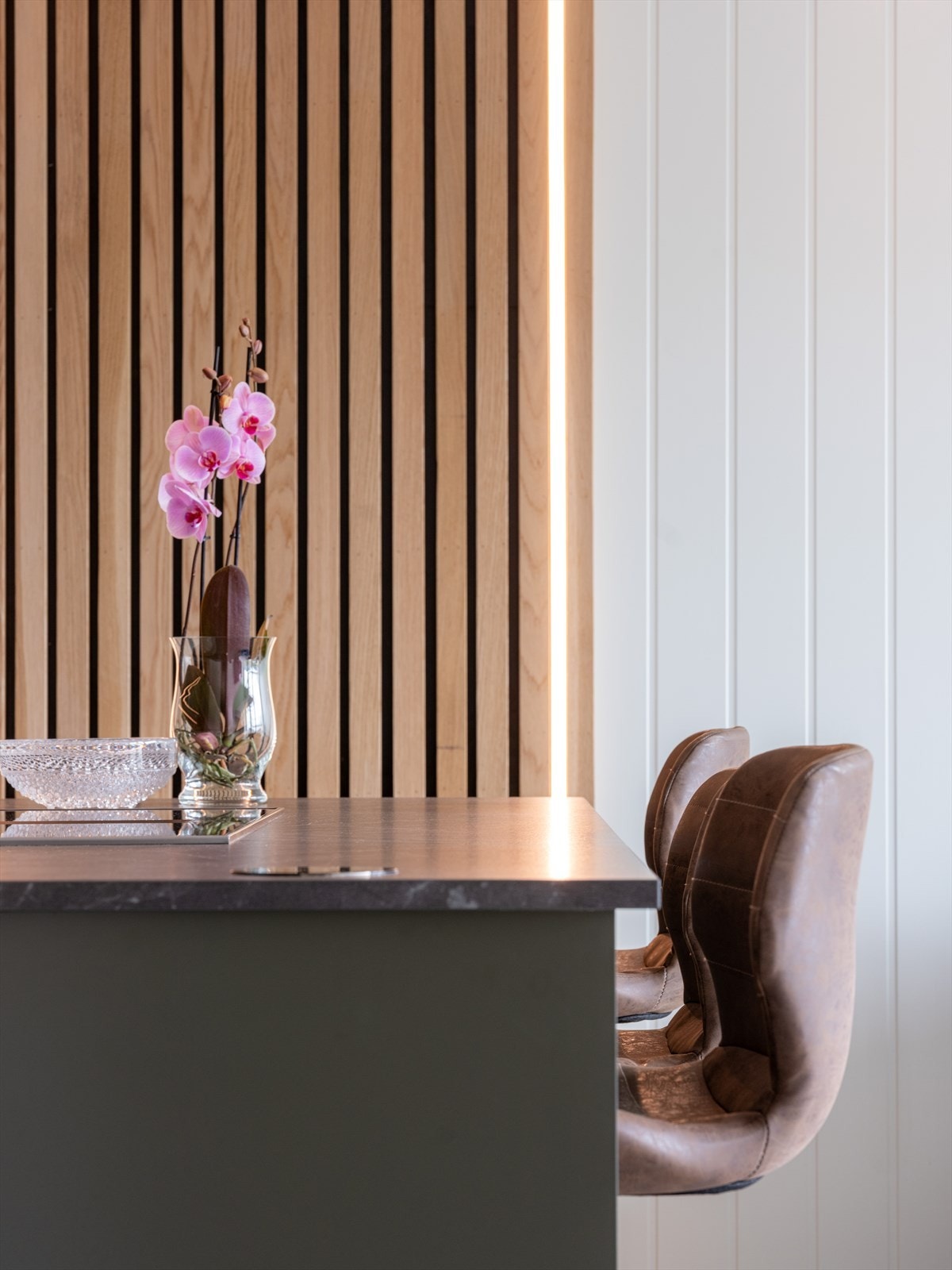 Kjøkkenet har en flott spilevegg med belysning. Galleribilde