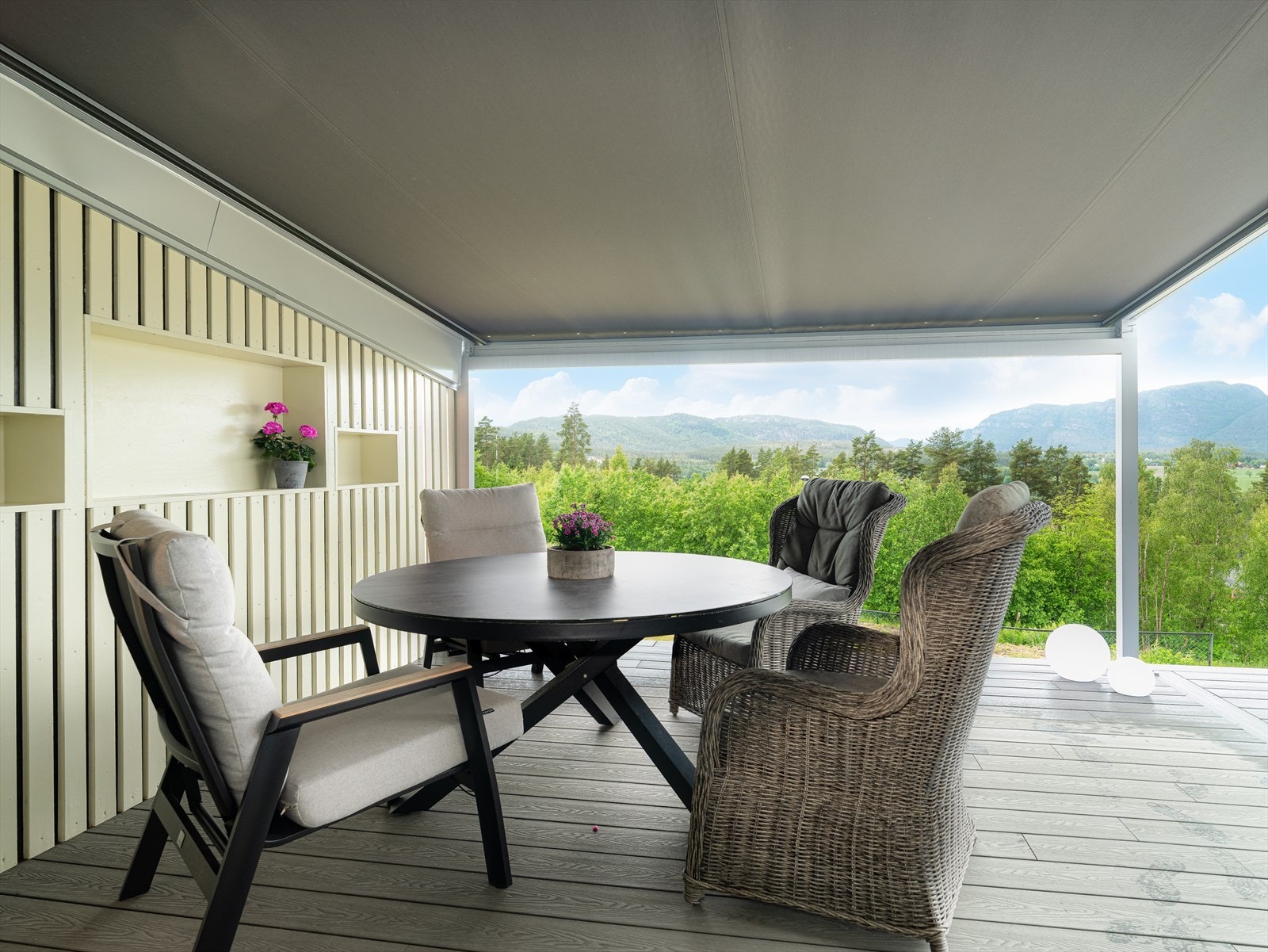 Det er montert solskjerming "Pergolux" fra Kjells Markiser, som kan trekkes ut over store deler av terrassen Galleribilde