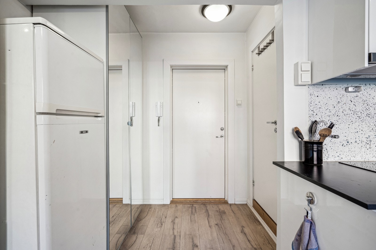 Innbydende entré med plass til praktisk oppbevaring av yttertøy Galleribilde