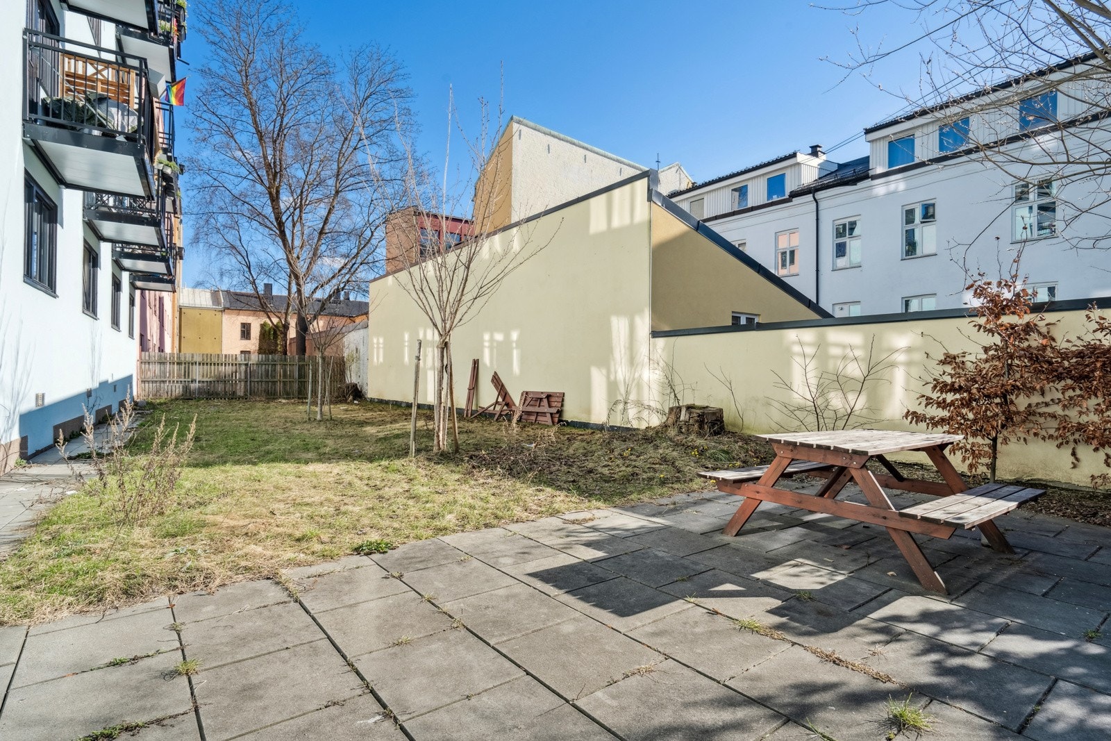 Fin og rolig felles bakgård Galleribilde