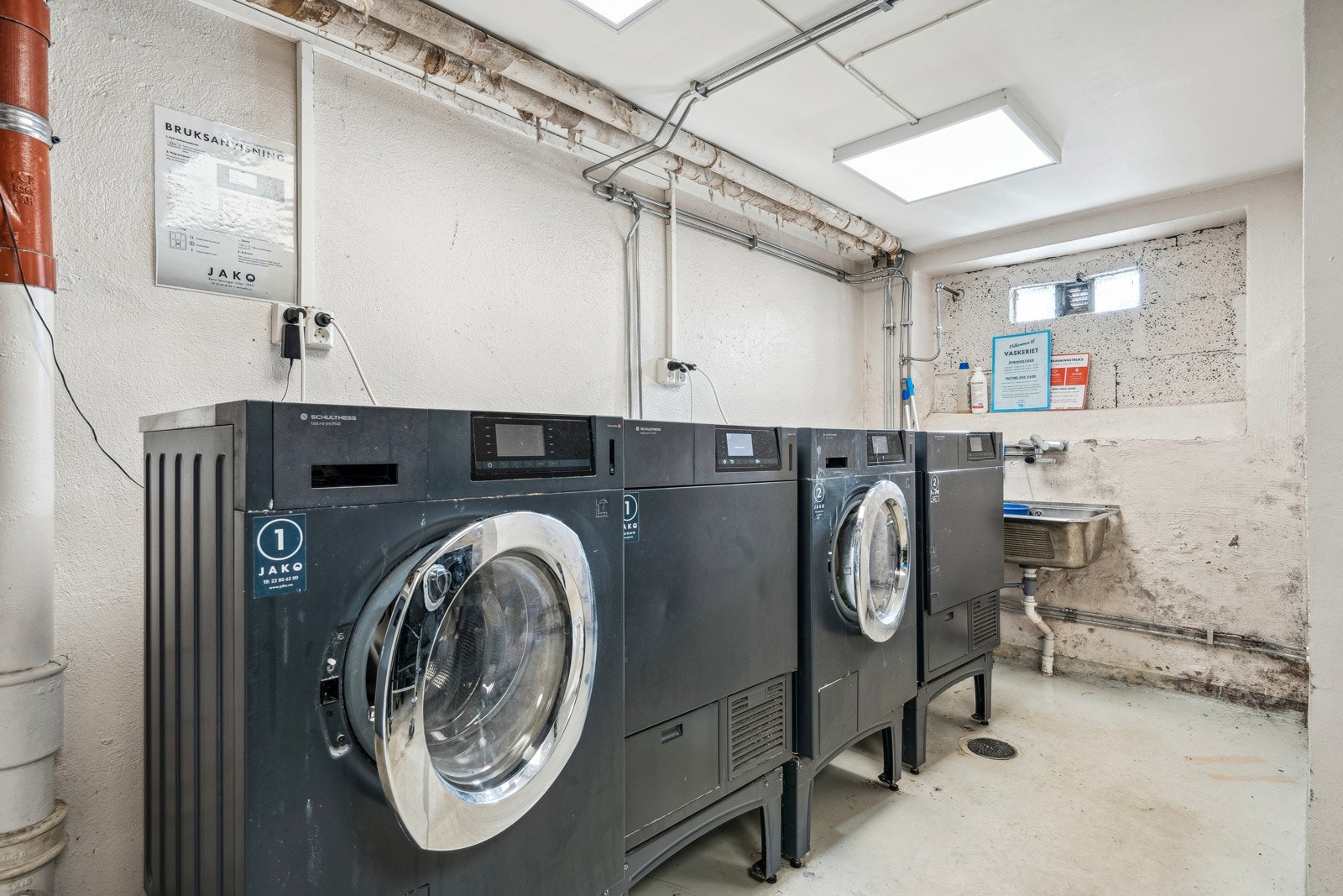 Leiligheten disponerer gratis felles vaskeri i kjeller Galleribilde