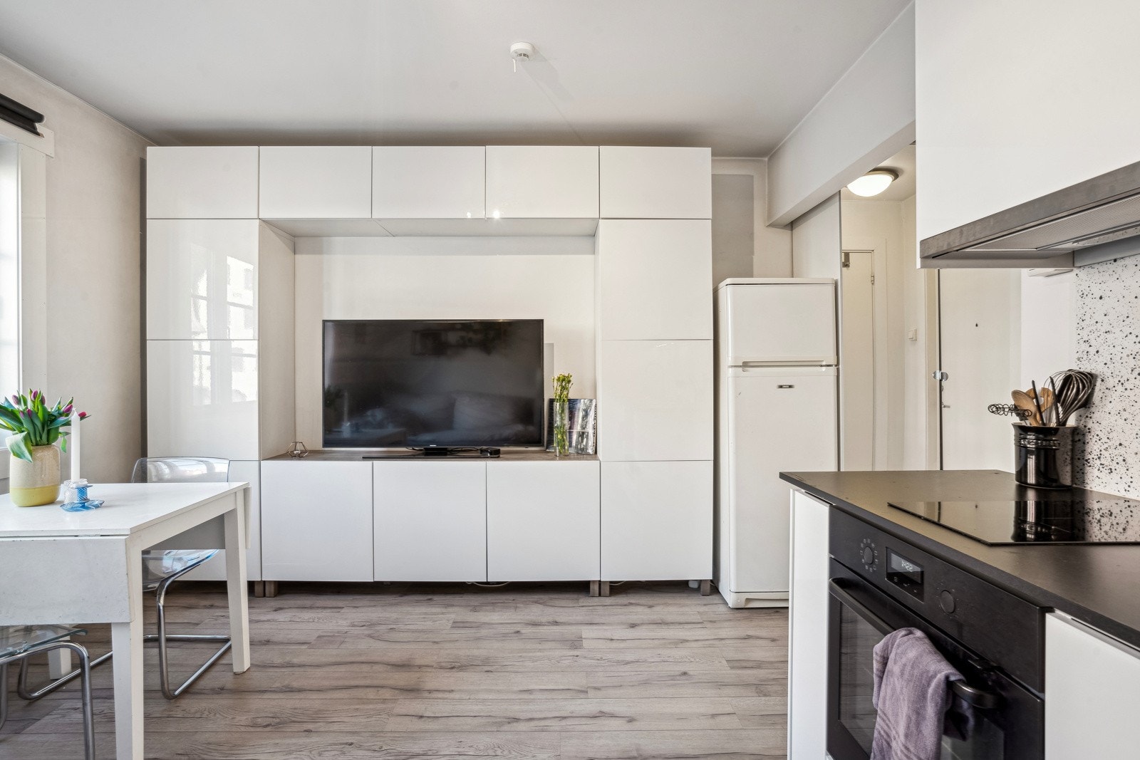 Rommet har plass til seng, spisebord og tv-benk Galleribilde