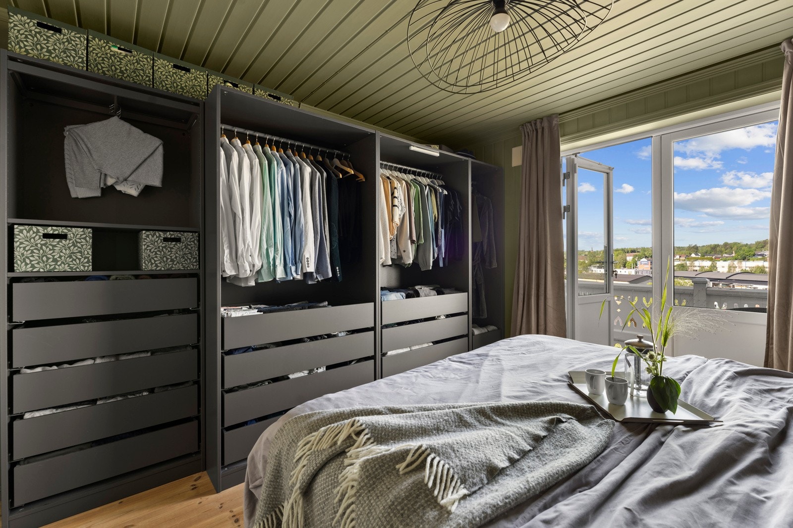 Her er det god plass for seng og tilhørende møblement Galleribilde