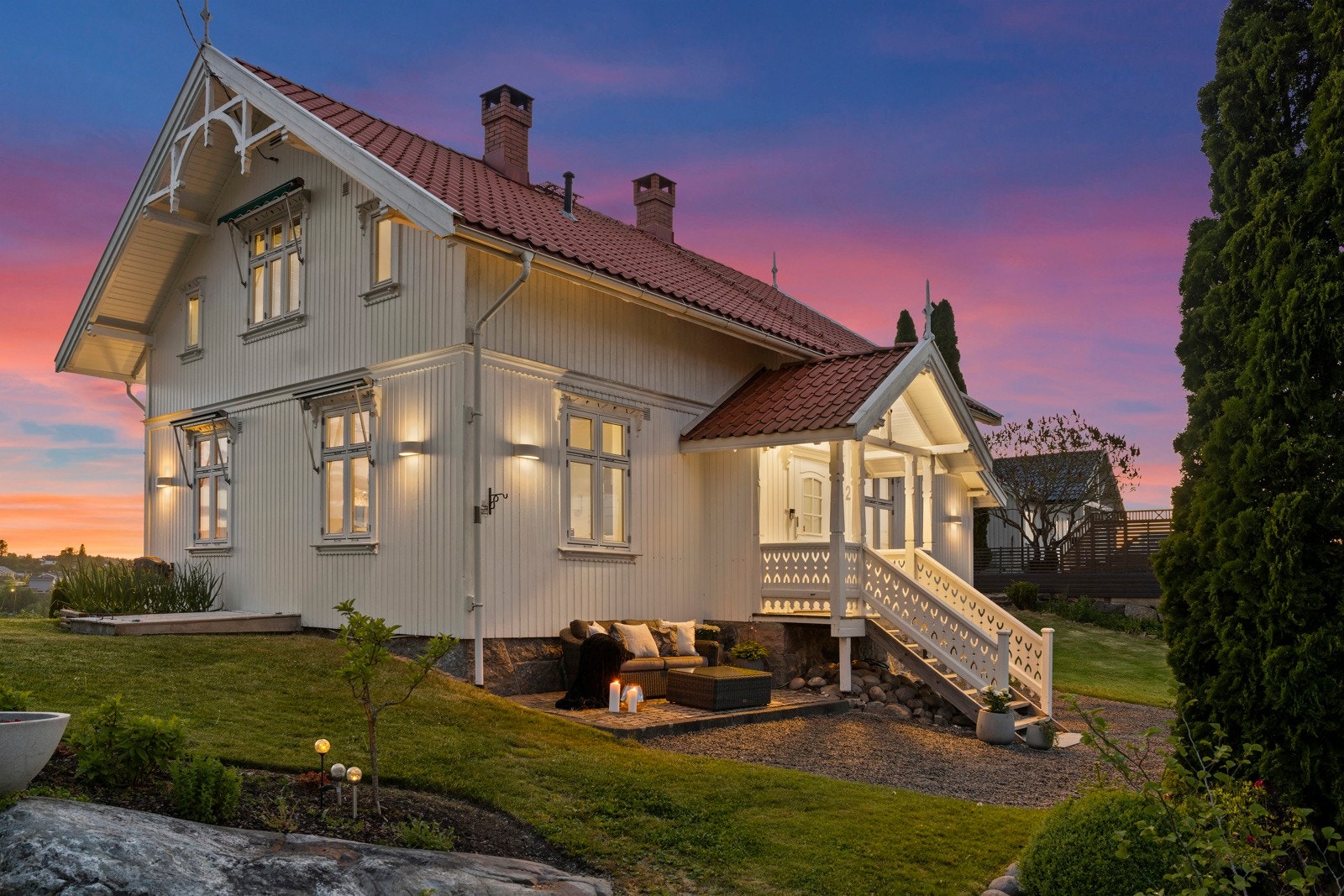 Utvendig er huset etterisolert og panelt om, og nye vinduer ble satt inn i 2002/2003 Galleribilde