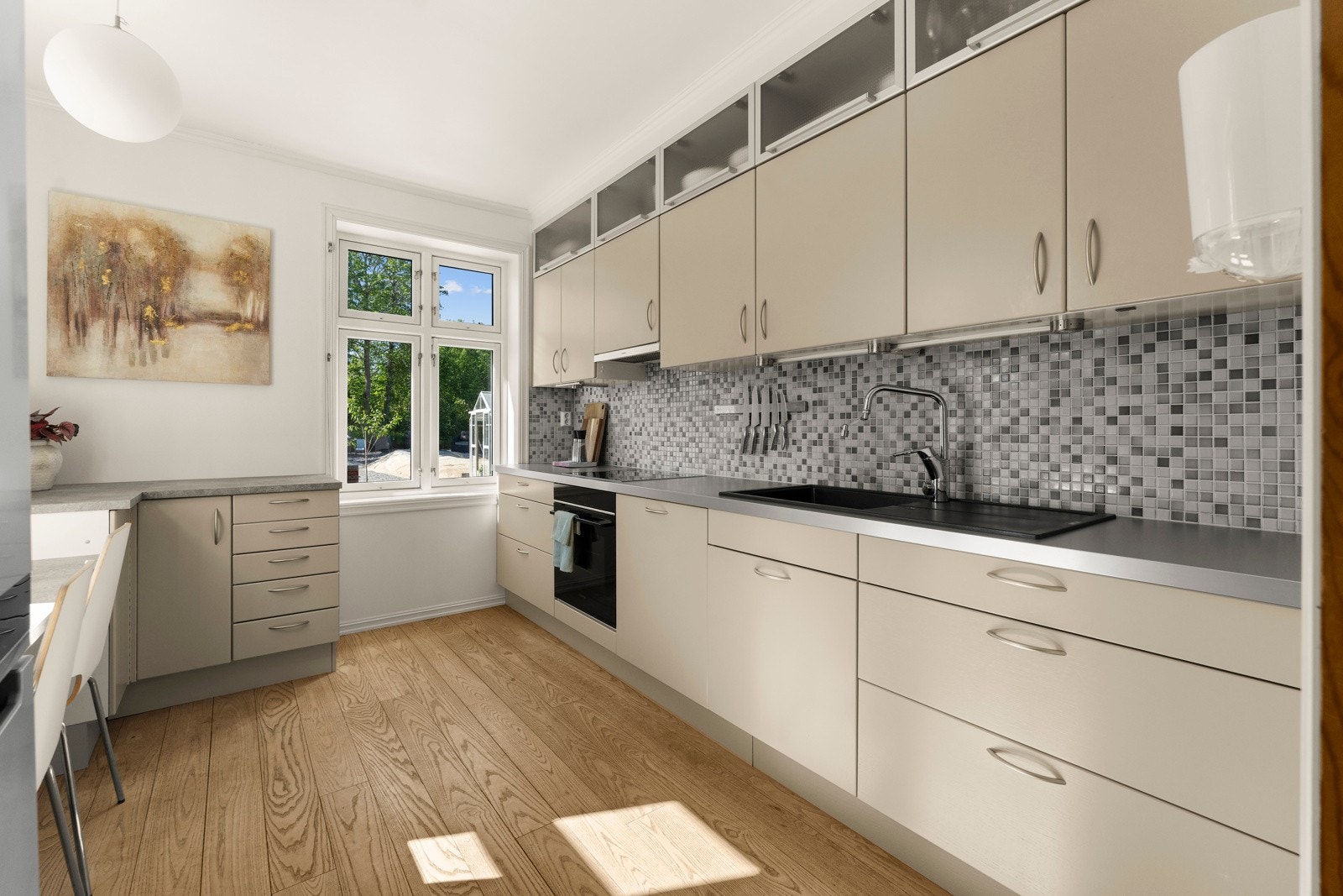 Kjøkkenet ligger i eget kjøkkenrom med adkomst fra hallen Galleribilde