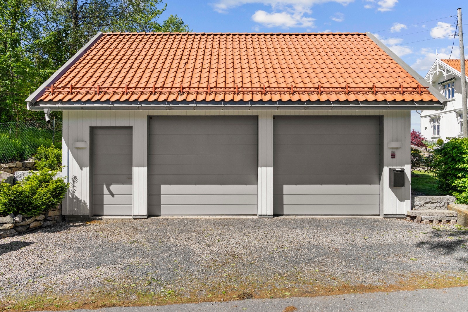 Stor dobbelgarasje med lader og godt med lagringsplass i hems Galleribilde