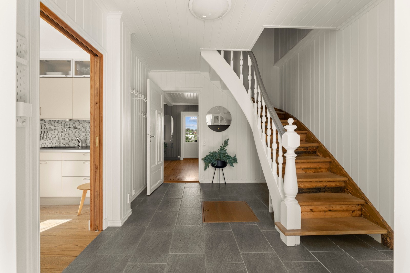 Romslig gang med god plass Galleribilde