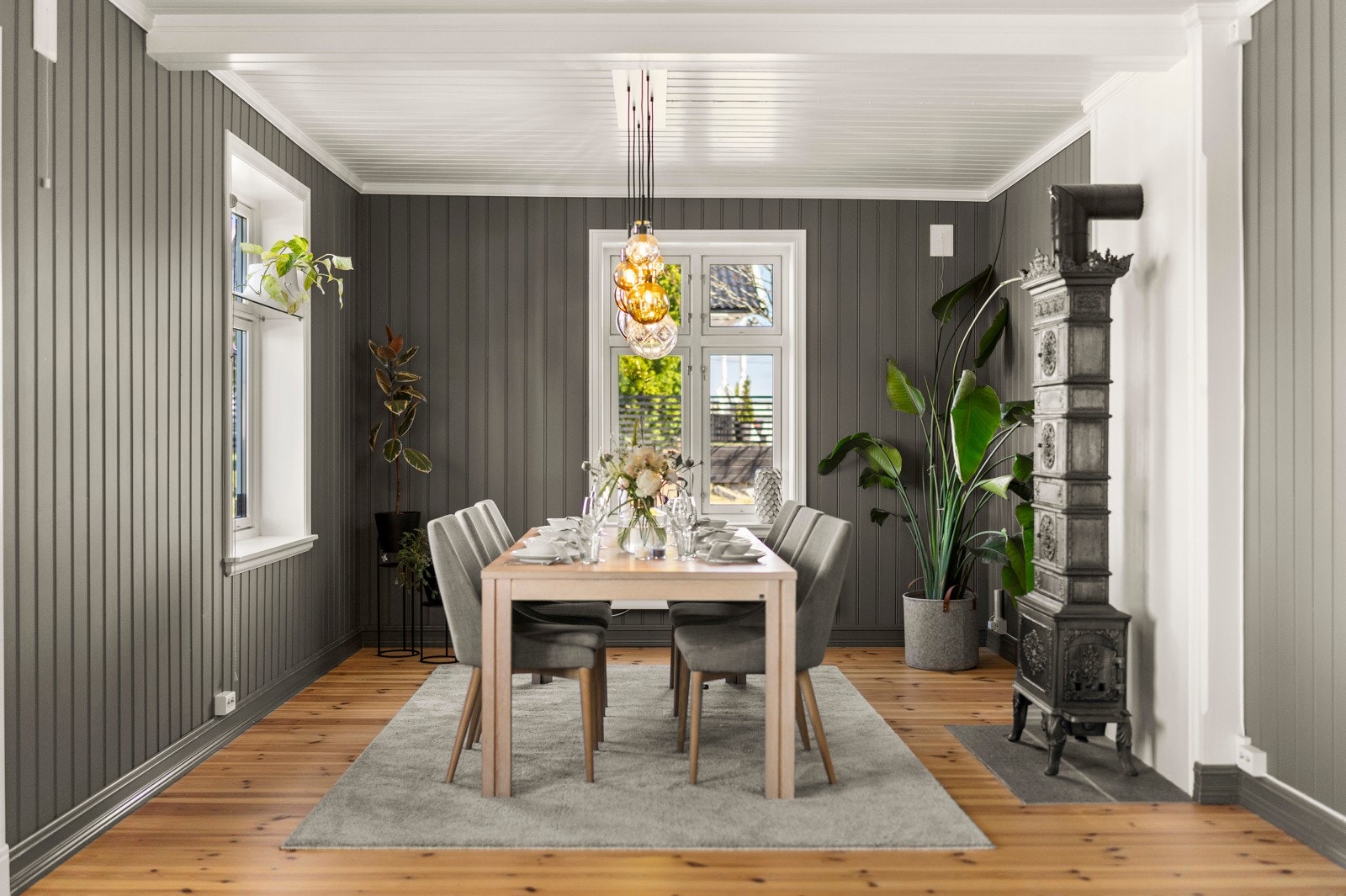 Den ene pipen er rehabilitert og koblet til en rentbrennende vedovn Galleribilde