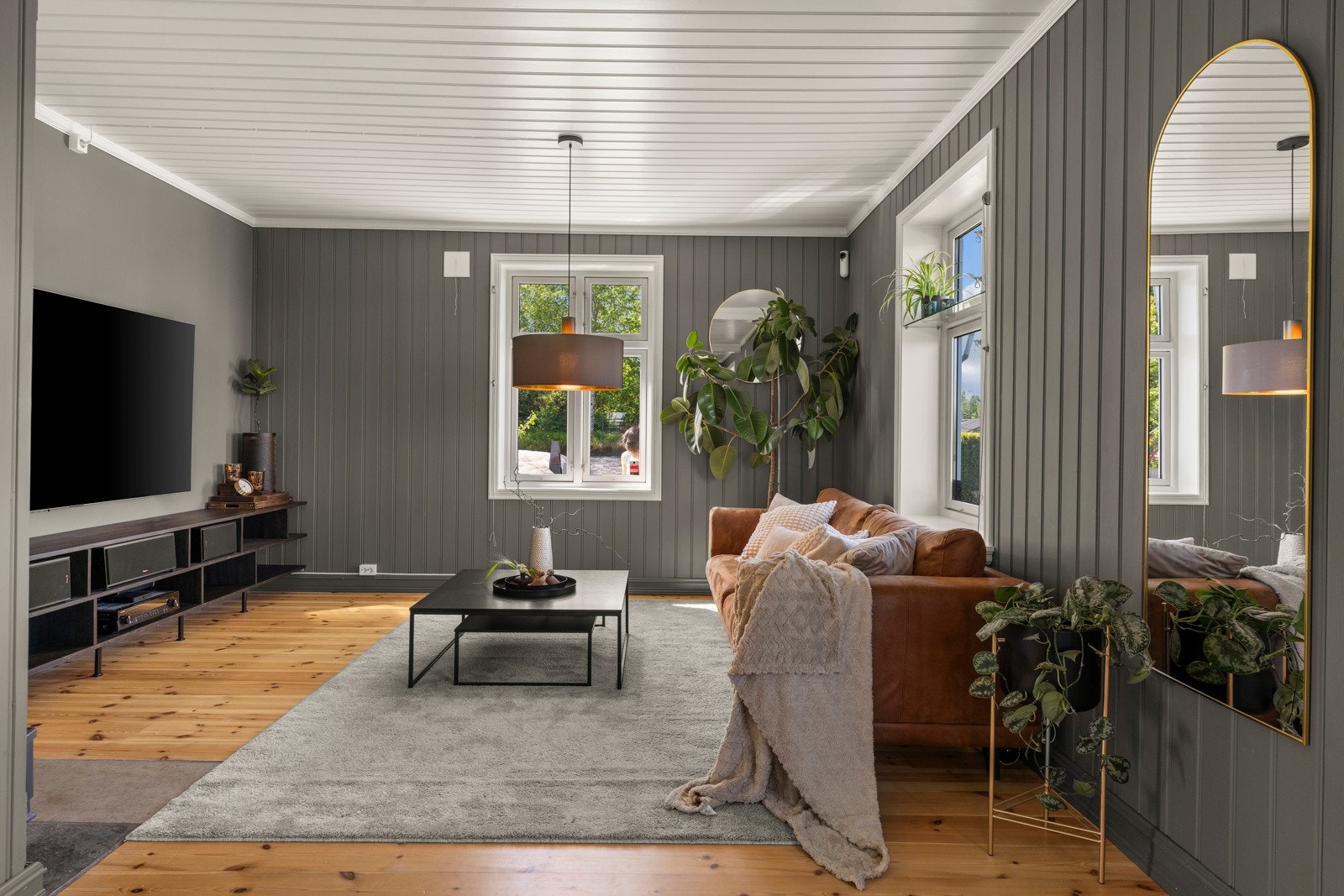 Gamle heltre speildører fra husets opprinnelse er bevart Galleribilde