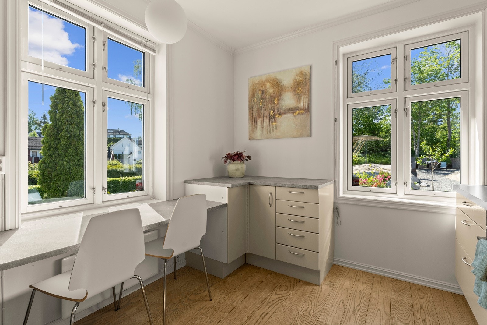 Det er også plass for en hyggelig barløsning ved kjøkkenvinduet Galleribilde