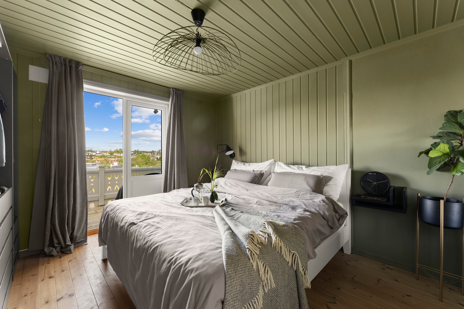 Boligens hovedsoverom med balkong Galleribilde