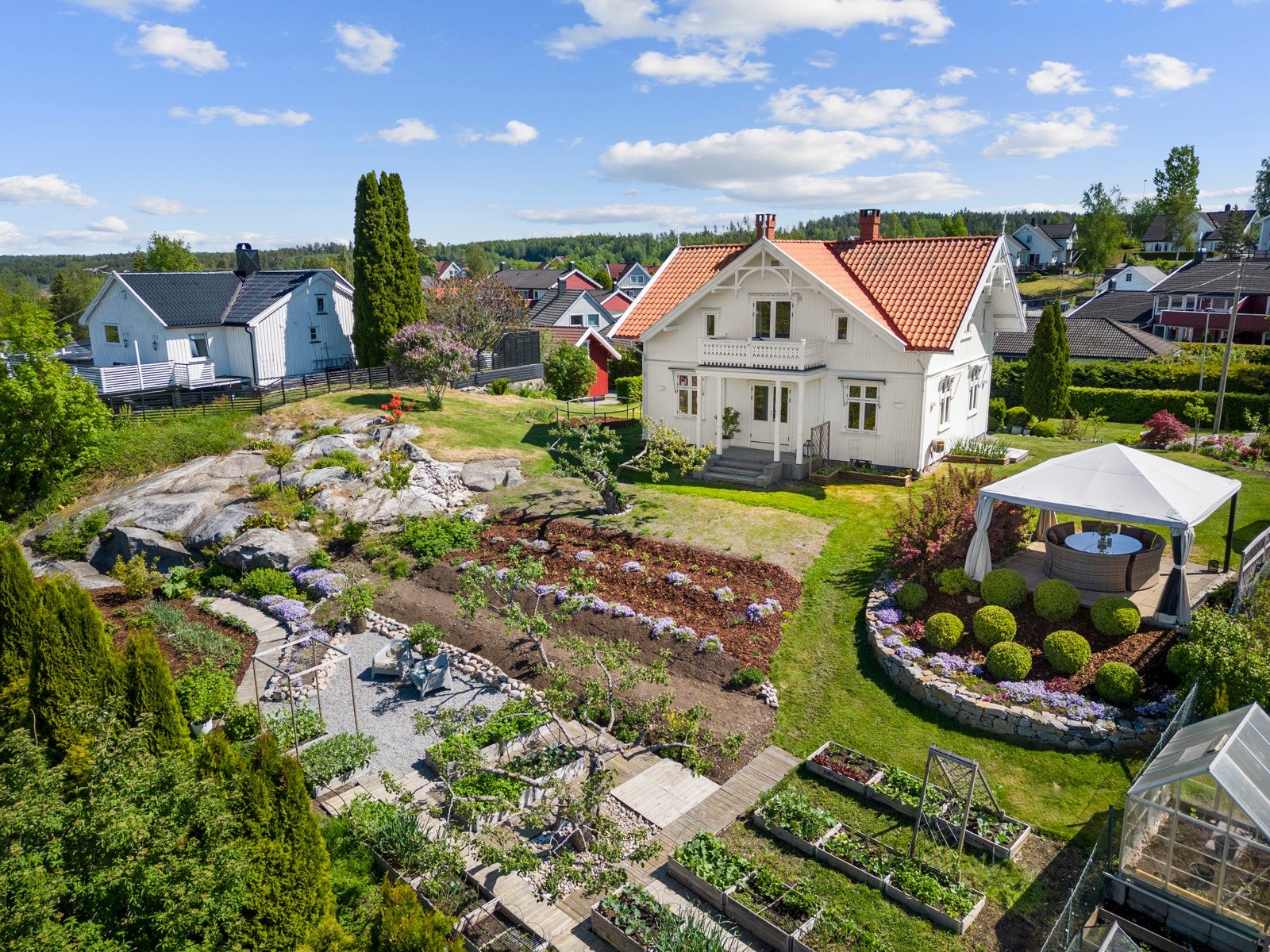 Eiendommen oser av idyll med en stor og frodig hage med frukttrær, innholdsrik kjøkkenhage, drivhus og meget gode solforhold Galleribilde