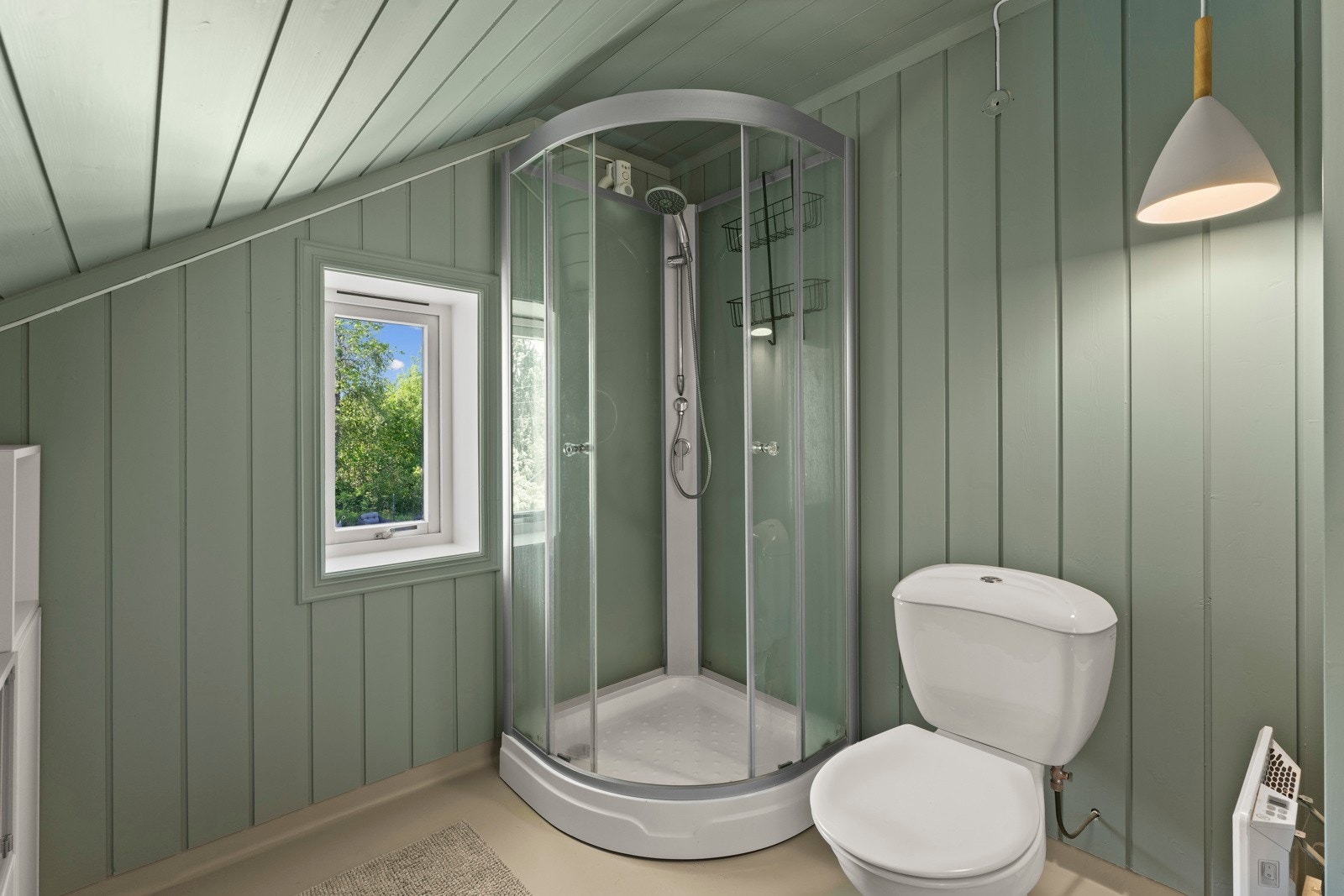 Badet har nyere servantmøbel med bollevask og blandebatteri, samt speil med lys over, dusjkabinett og opplegg for vaskemaskin Galleribilde