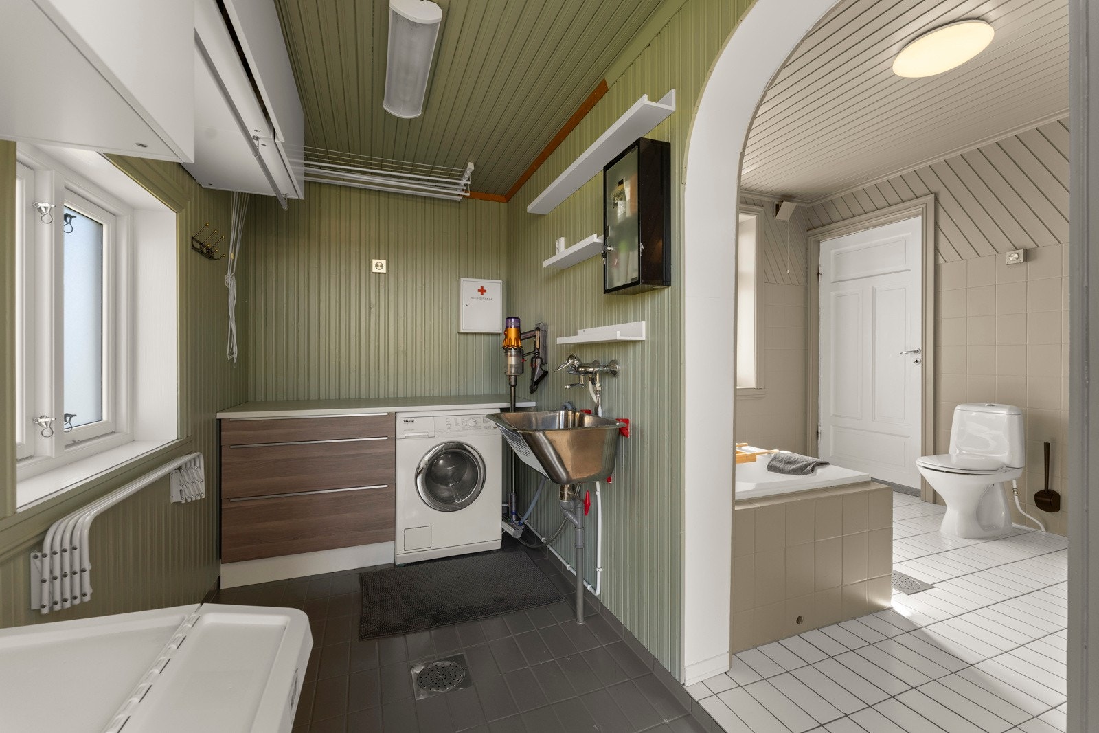 Praktsik med eget vaskerom i direkte tilknyttning til badet Galleribilde
