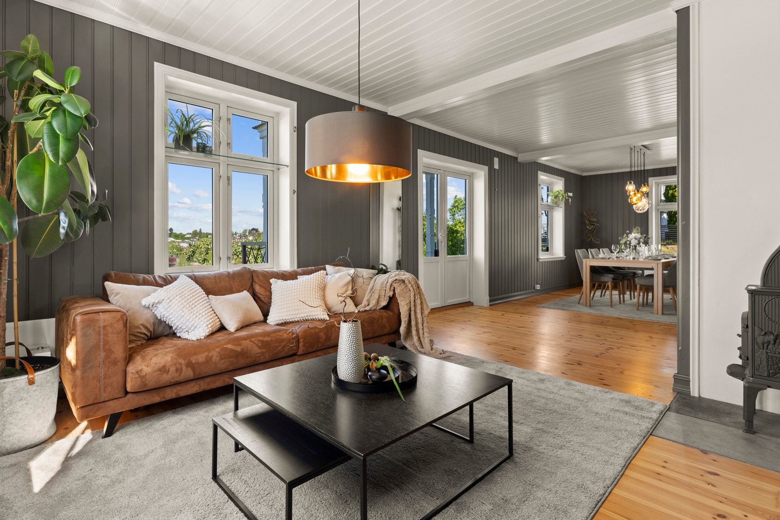 Stue og spisestue på hver sin del med utgang til hagen i midten Galleribilde