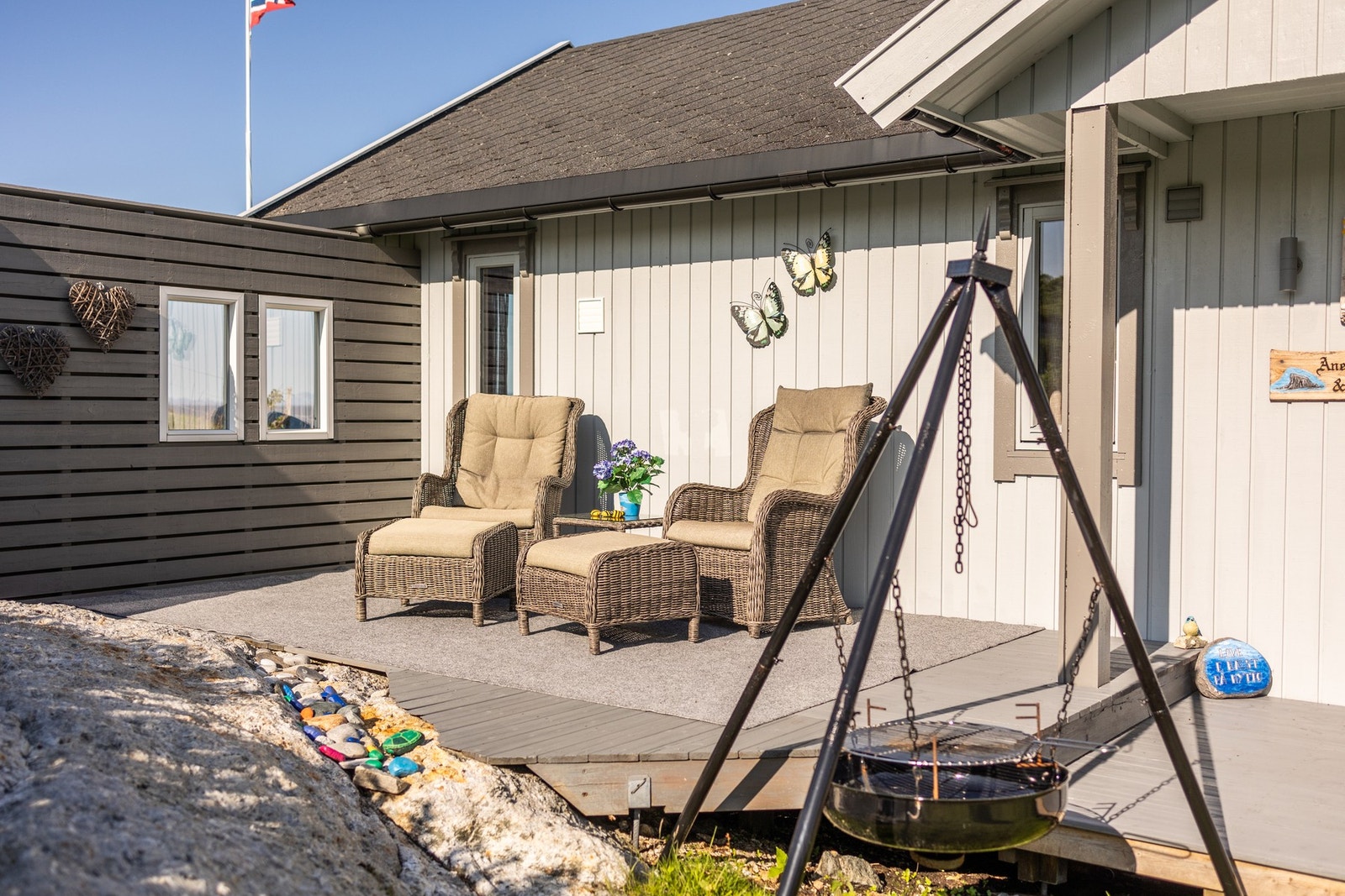 Hytten har mye terrasseareal, slik at du kan flytte deg etter solen Galleribilde