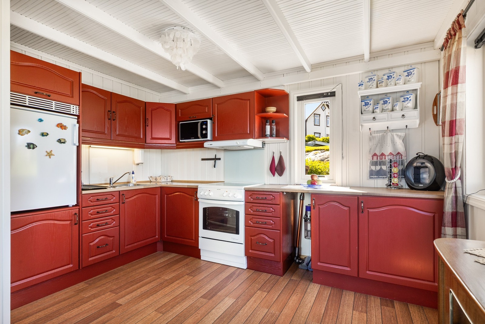 Romslig kjøkken med alt du trenger Galleribilde