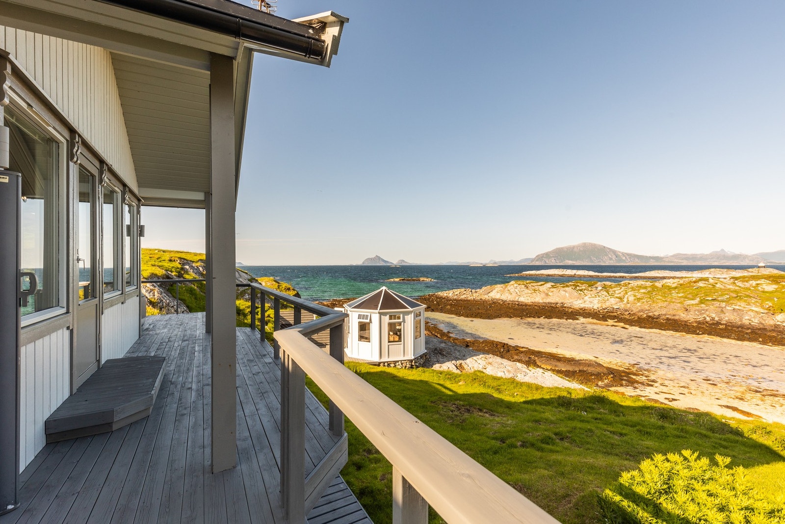 Når det er fjære kan du vasse i vannet like utenfor hytten som på bildet her Galleribilde