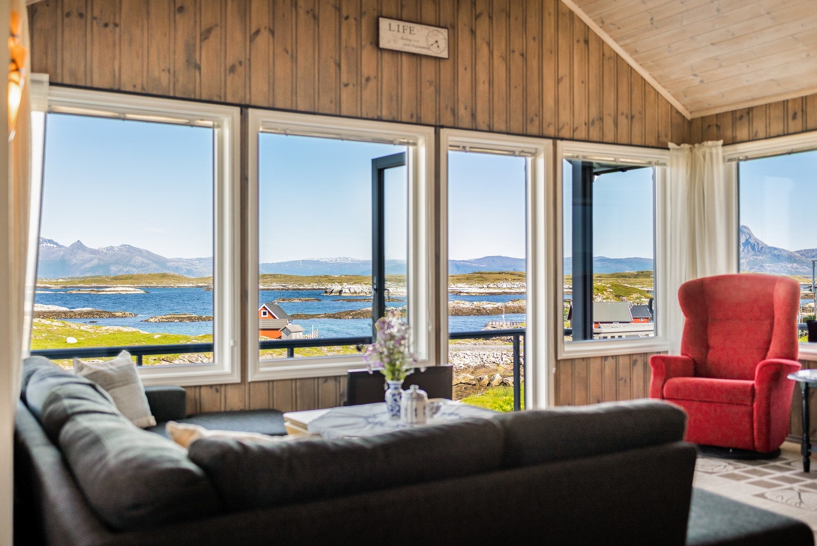 Fantastisk utsikt fra godstolen i stue Galleribilde