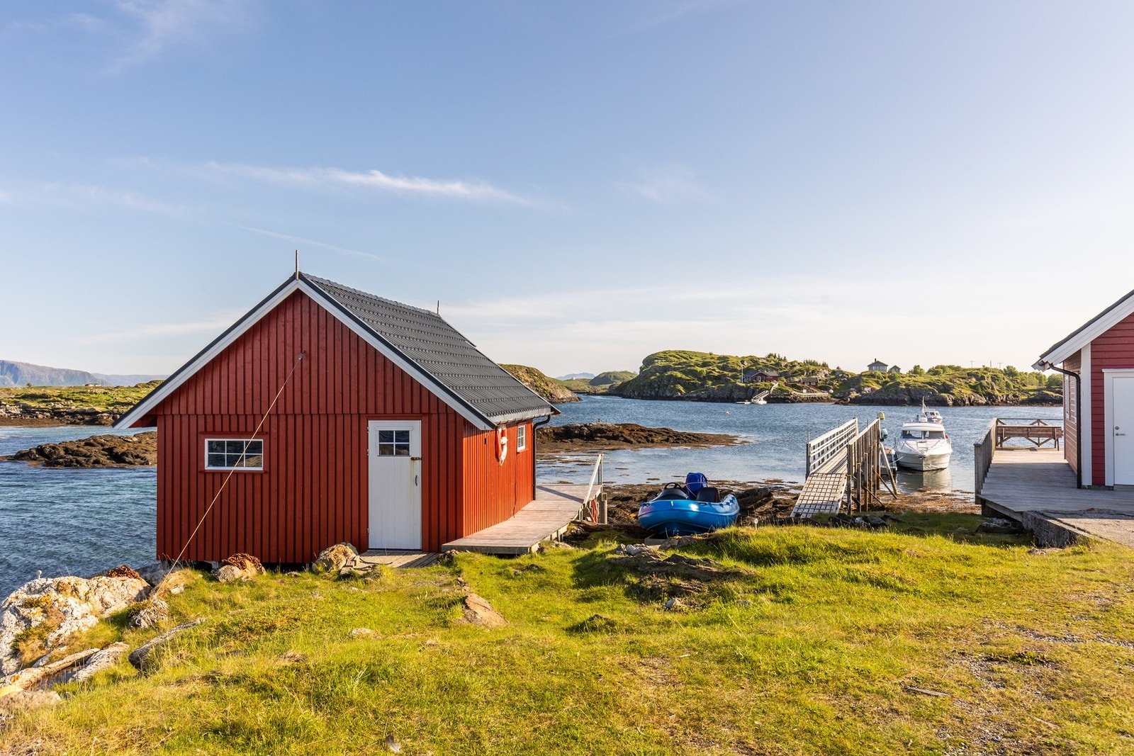 Naust fra 2005 med flytebrygge Galleribilde