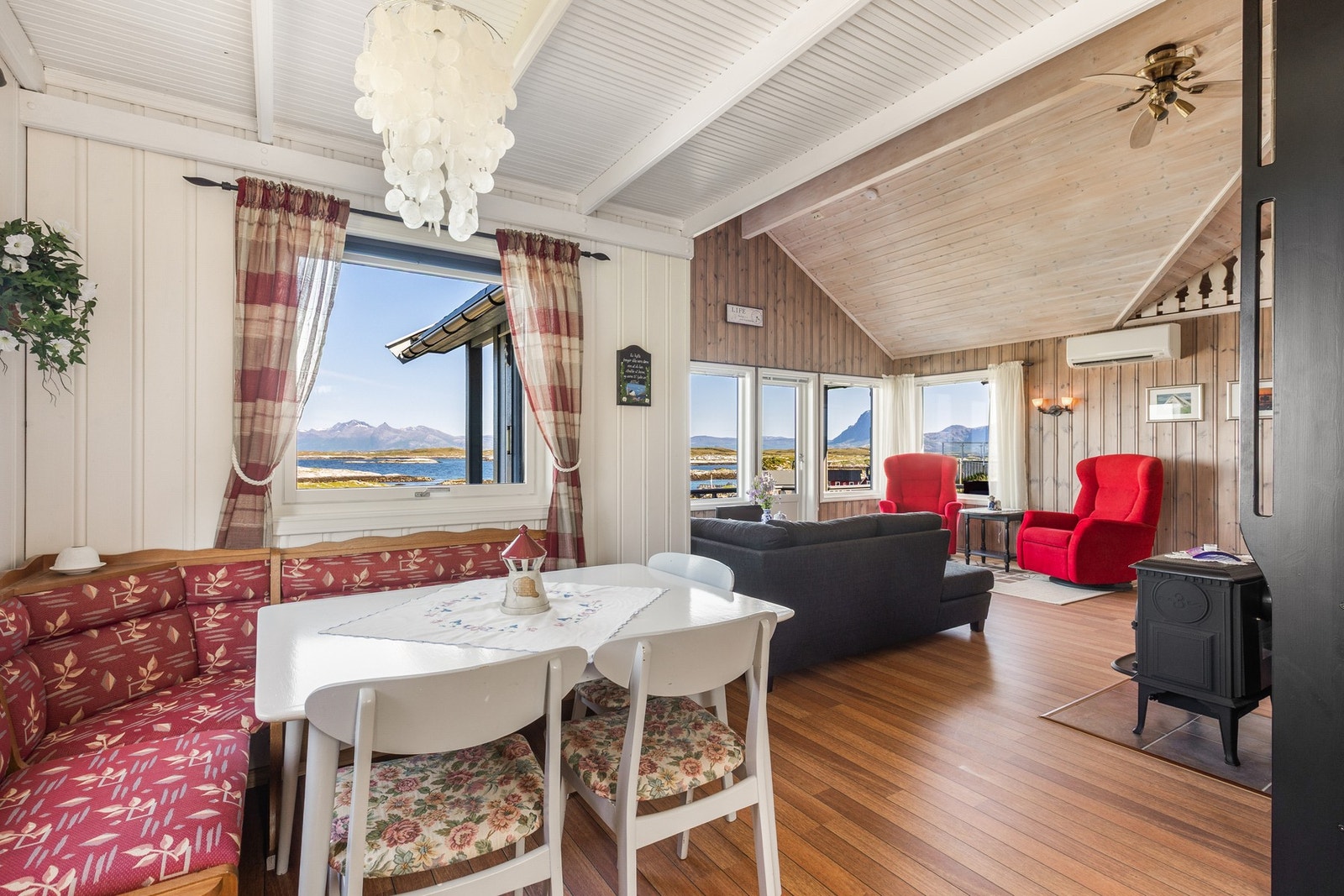 Hytten varmes opp med varmepumpe og vedovn i stue Galleribilde