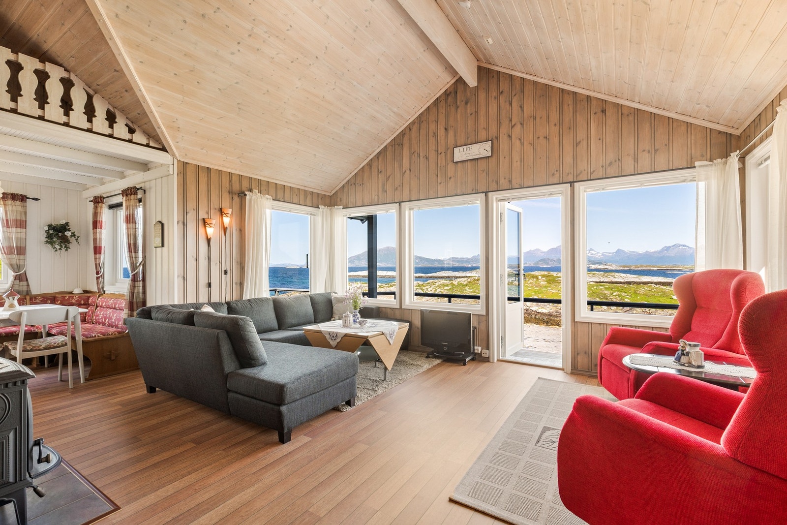 Stuen har en herlig takhøyde Galleribilde