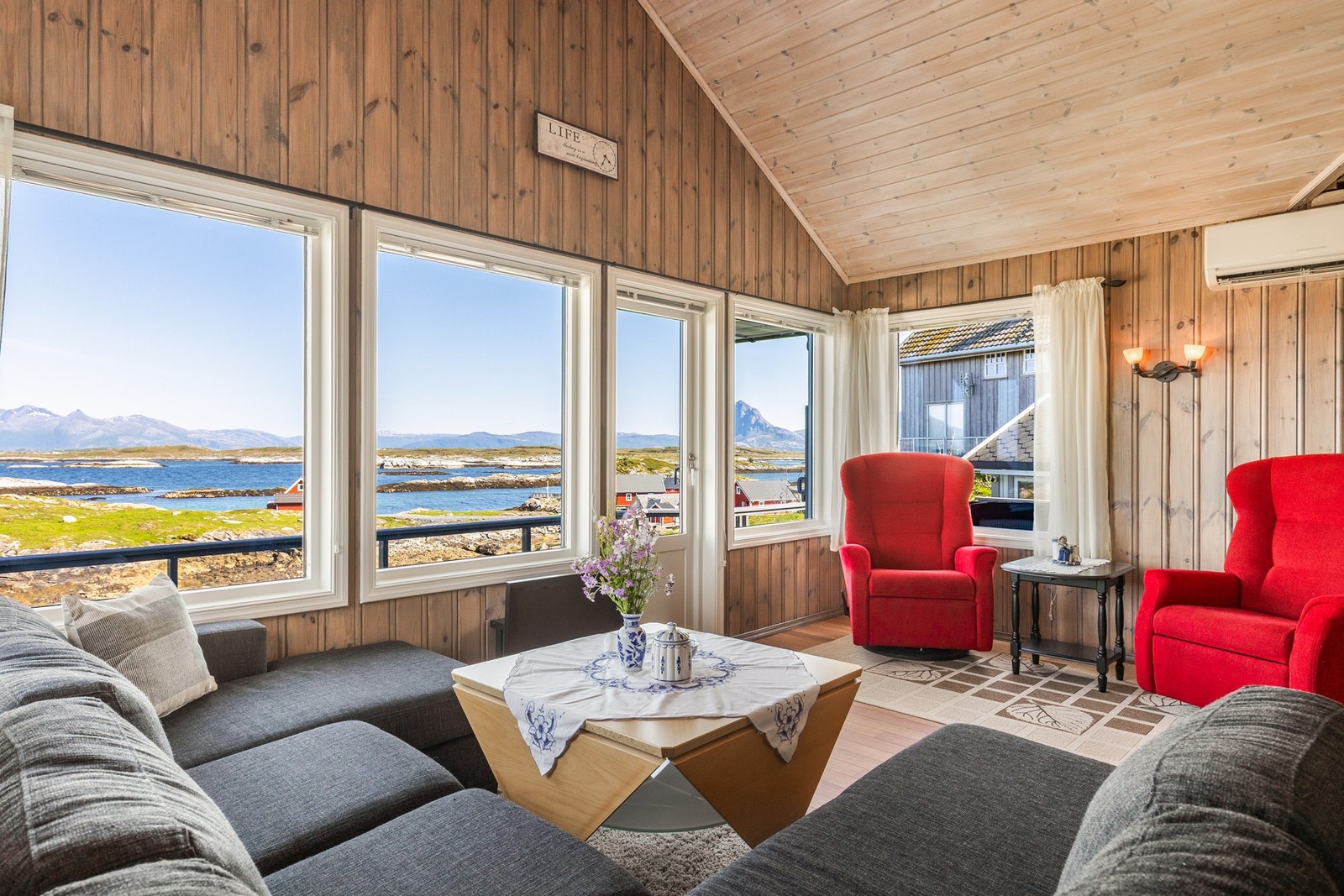 Utgang til terrasse fra stue Galleribilde