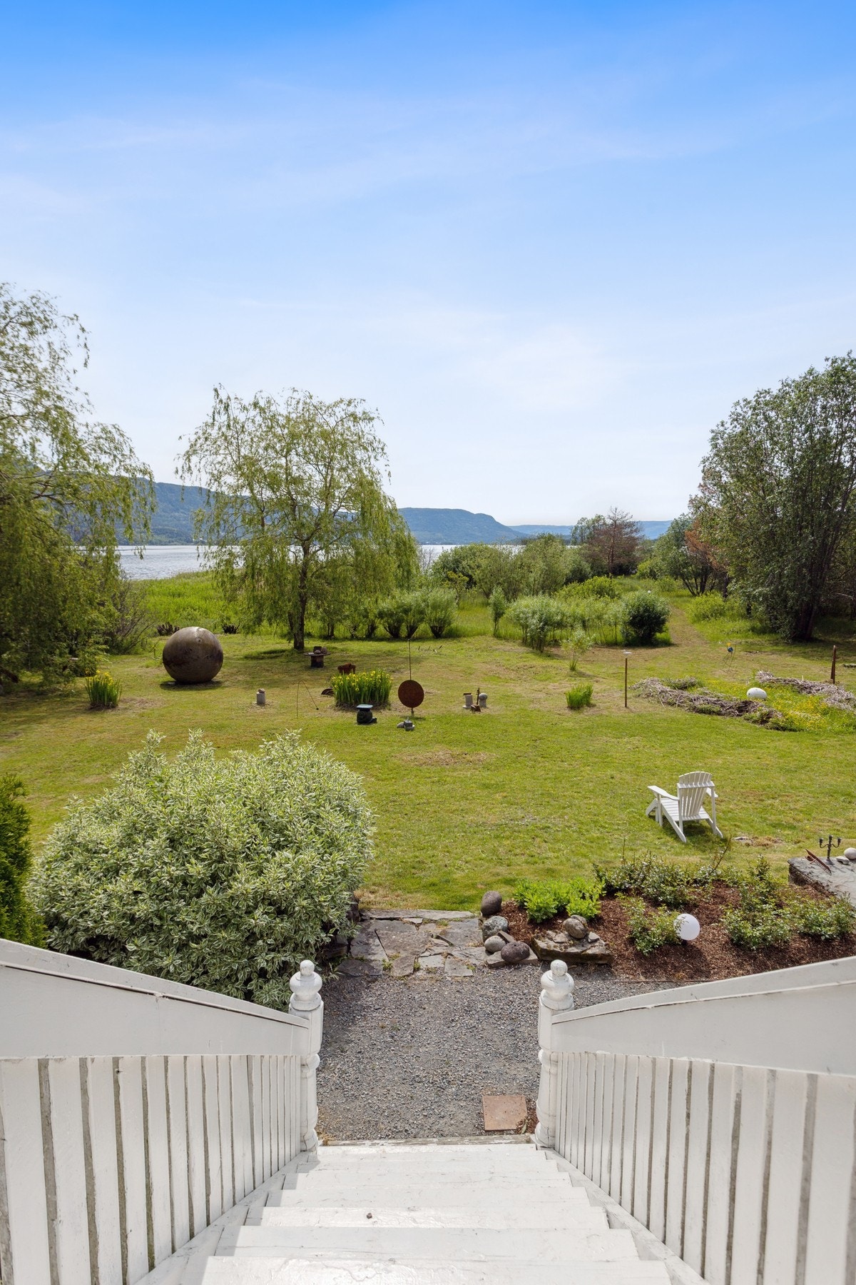 Trappen tar deg ned til hagen, som videre tar deg ned til vannet. Galleribilde