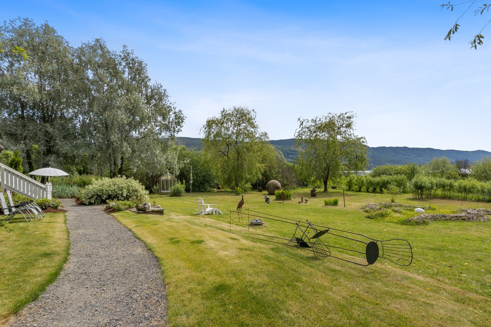 Den delen av hagen som er nærmest boligen er svært pent opparbeidet. Galleribilde