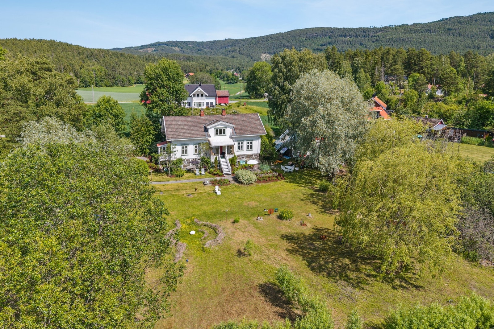 Dette er en prakteiendom med stort potensiale og mange muligheter. Det er også et naust samt et atelier over 2 etg. på eiendommen. Galleribilde