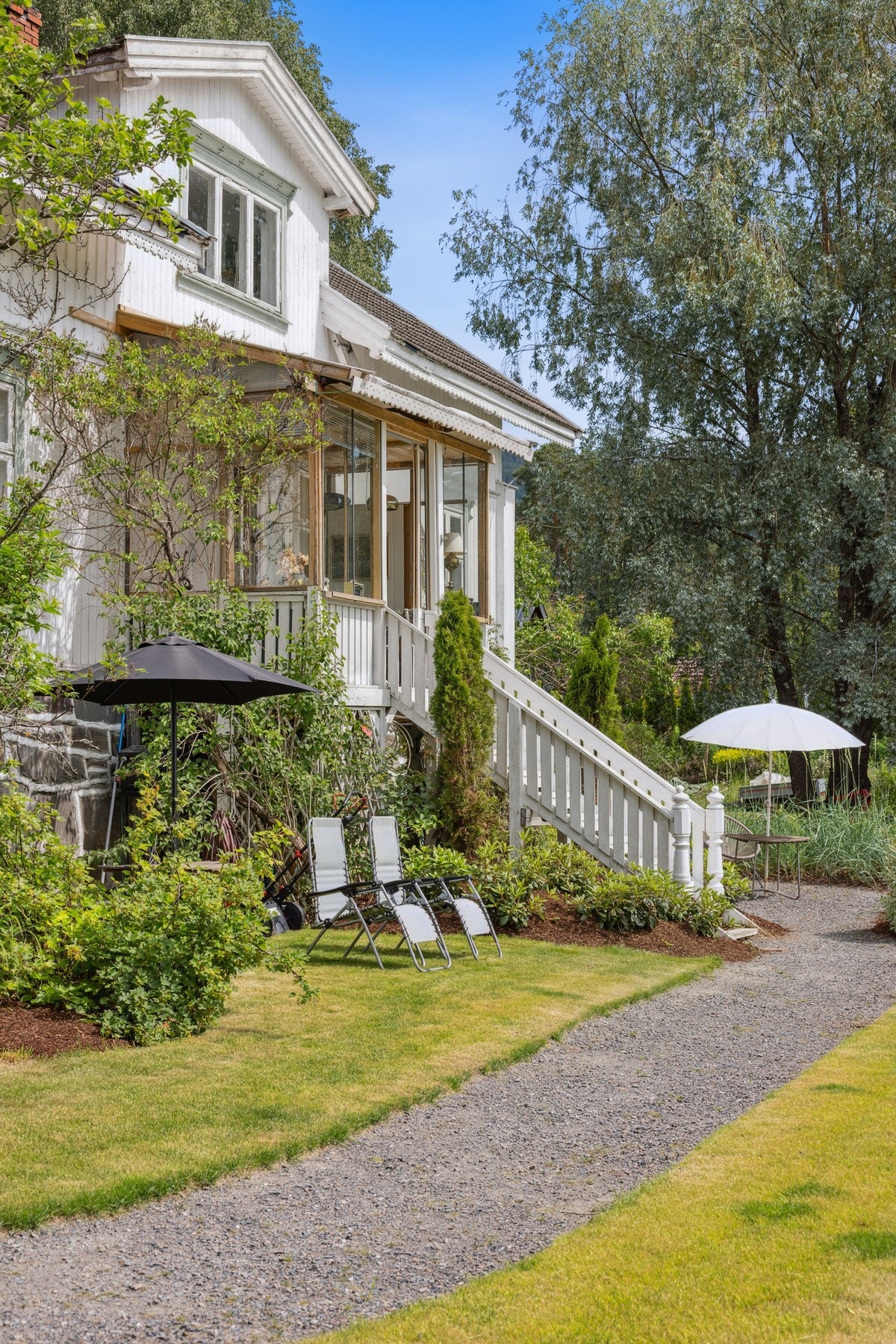 Det er flott opparbeidede småveier mellom gøntarealene. Galleribilde