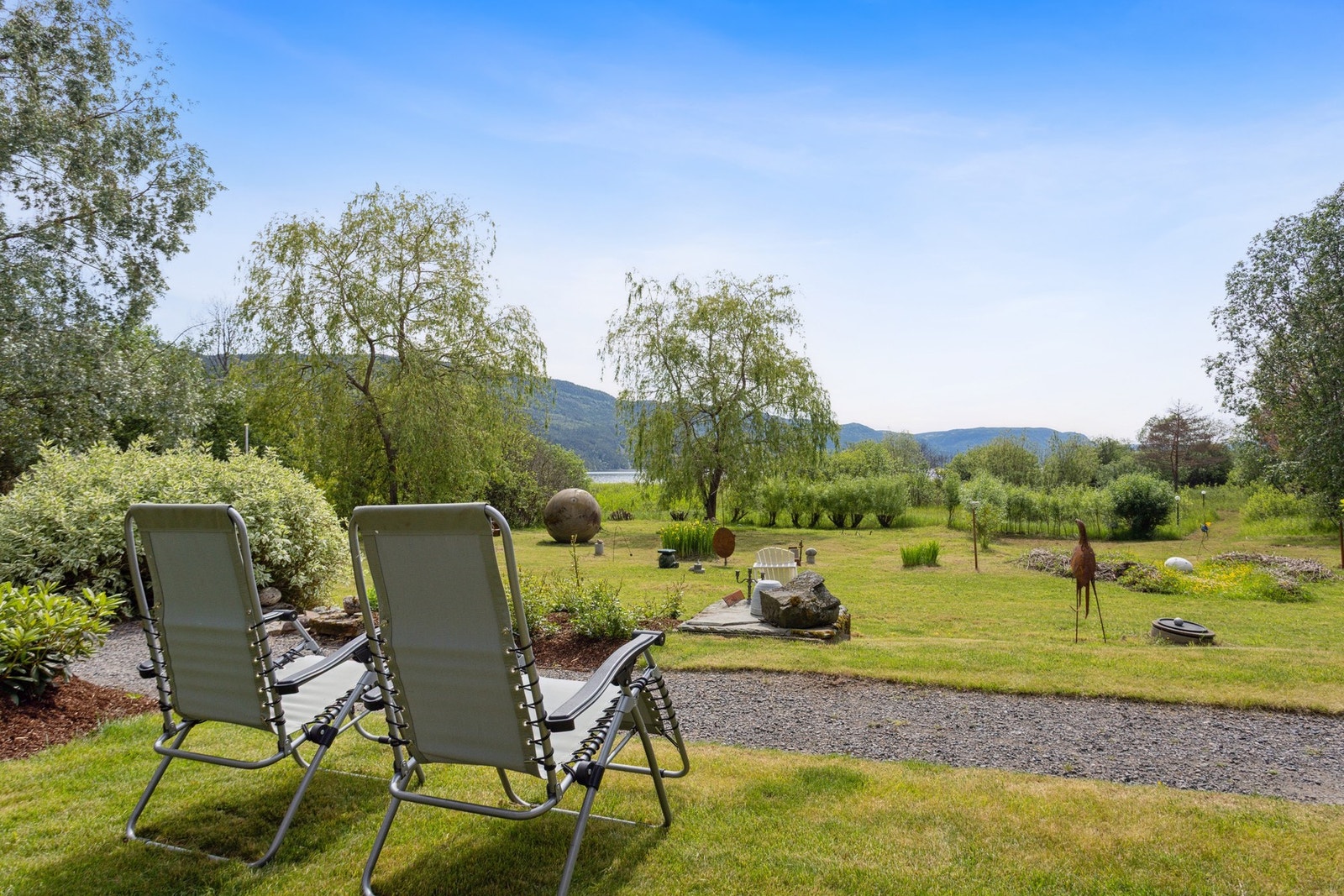 Selger er kunstner og skulpturene i hagen blir fjernet før overtagelse. Galleribilde