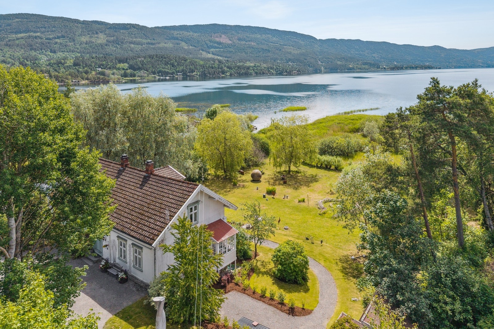 Tomten er svært romslig og er på ca 9,5 mål. Galleribilde