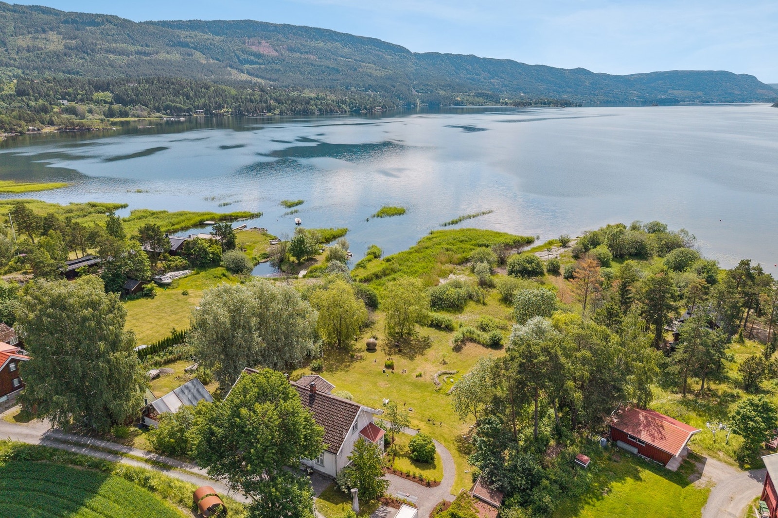 Drømmer du om å bo med fjorden som nærmeste nabo? I Vikheimsveien 6 får du en sjelden anledning til å sikre deg en fantastisk flott eiendom. Galleribilde