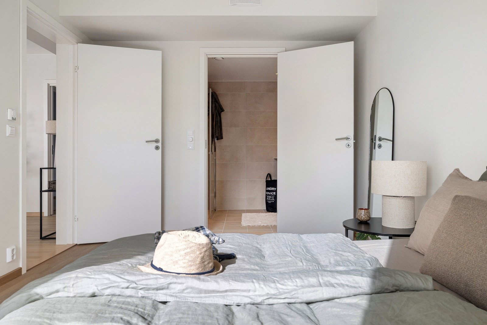 Fra hovedsoverommet er det ingang til et av leilighetens to bad. Galleribilde